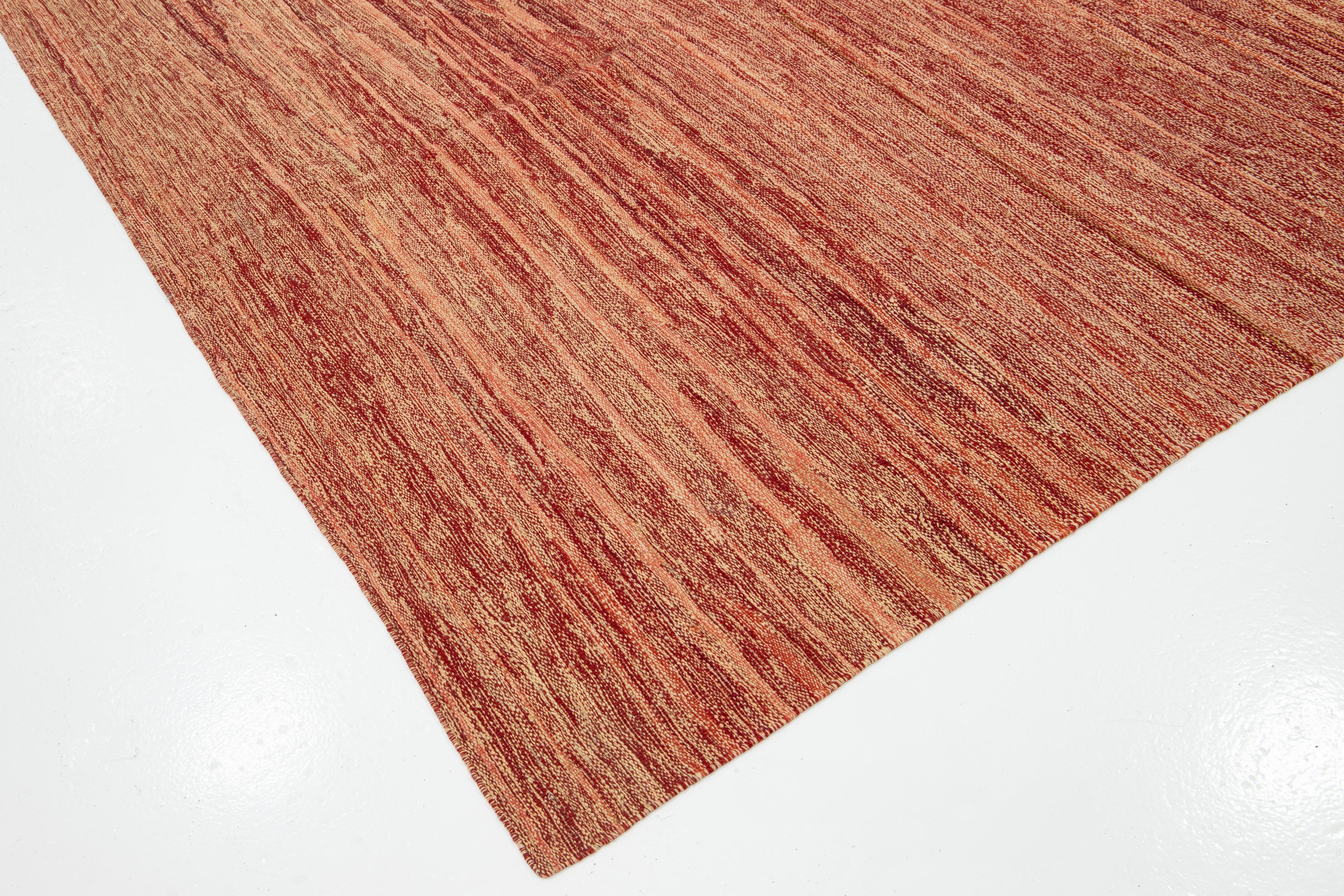 Tappeto moderno in lana a tessitura piatta Rug & Kilim fatto a mano in colore rosso-ruggine in vendita 4