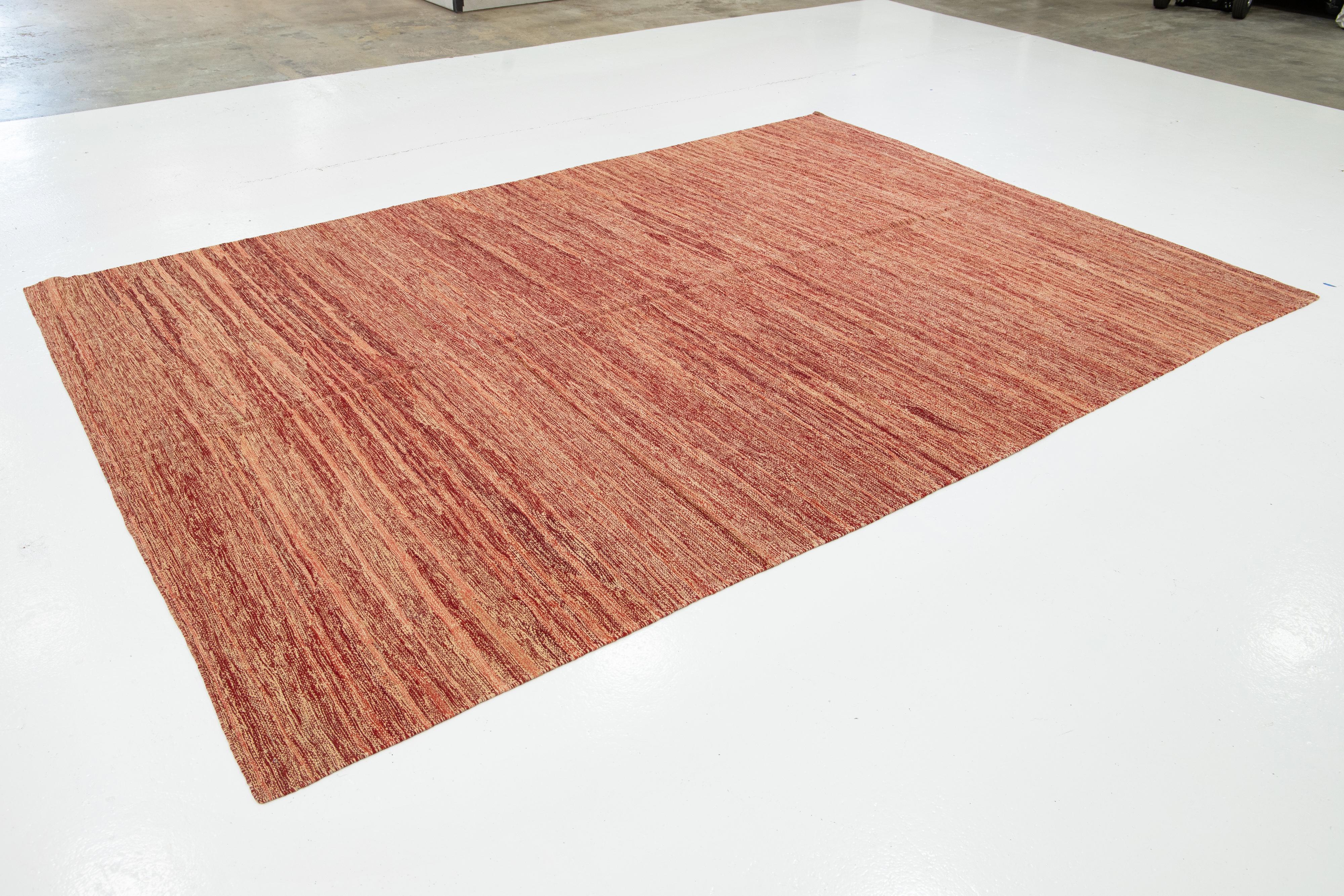 Turco Tappeto moderno in lana a tessitura piatta Rug & Kilim fatto a mano in colore rosso-ruggine in vendita