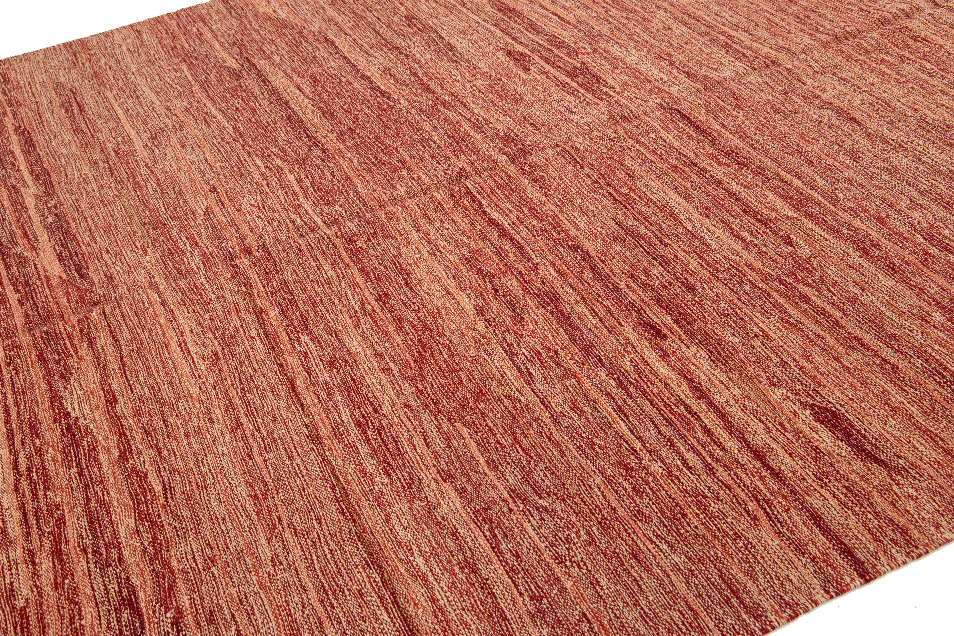 Annodato a mano Tappeto moderno in lana a tessitura piatta Rug & Kilim fatto a mano in colore rosso-ruggine in vendita