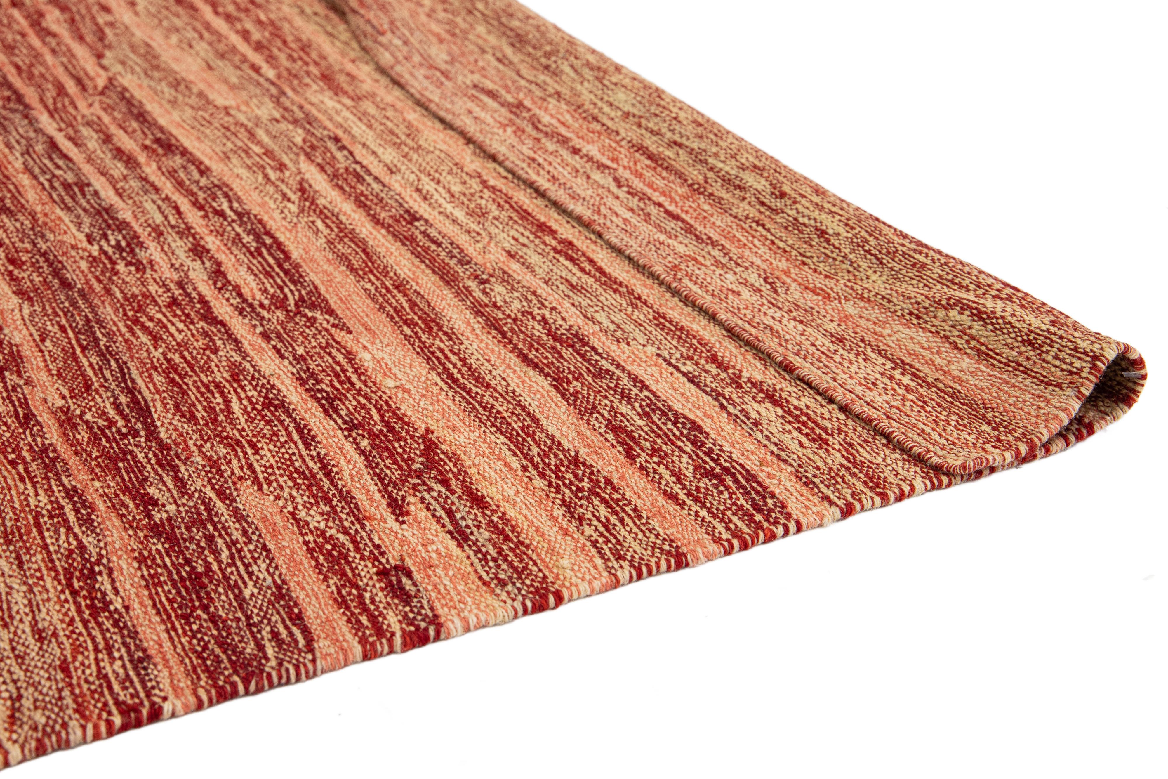 Tappeto moderno in lana a tessitura piatta Rug & Kilim fatto a mano in colore rosso-ruggine In condizioni Nuovo in vendita a Norwalk, CT