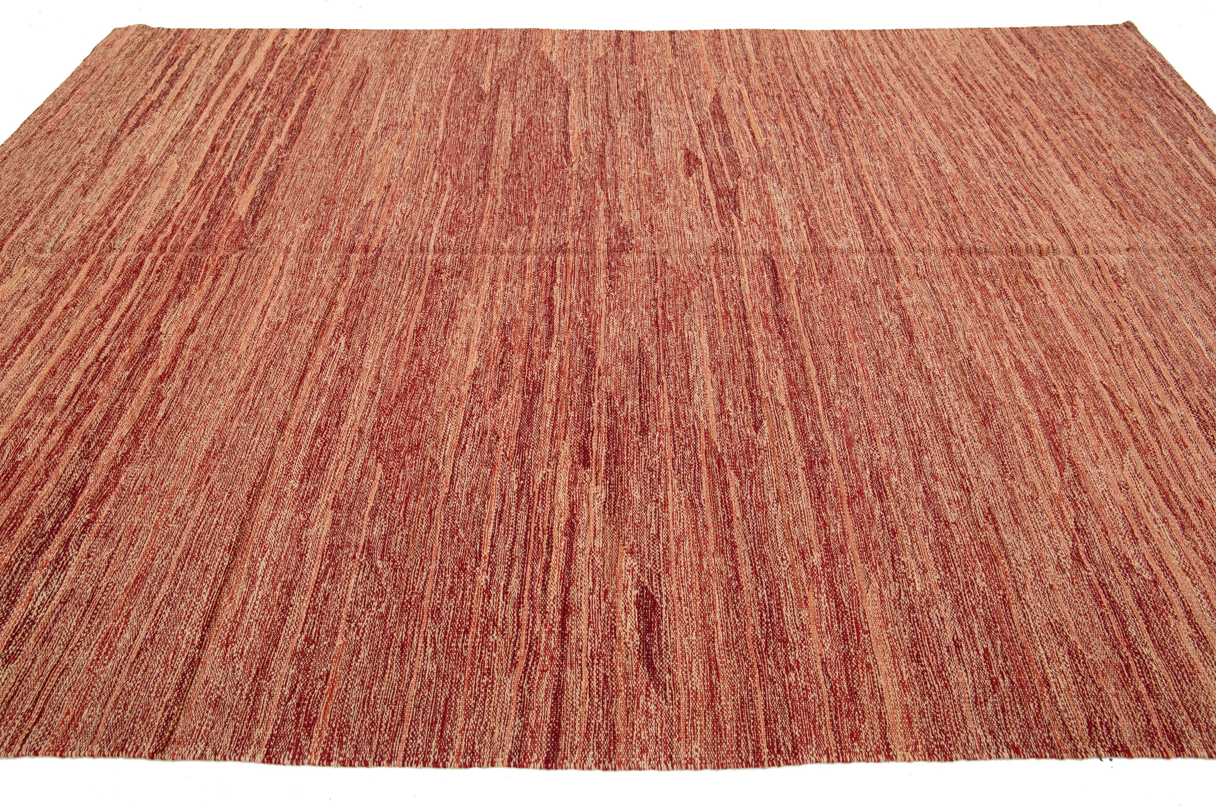 XXI secolo e contemporaneo Tappeto moderno in lana a tessitura piatta Rug & Kilim fatto a mano in colore rosso-ruggine in vendita