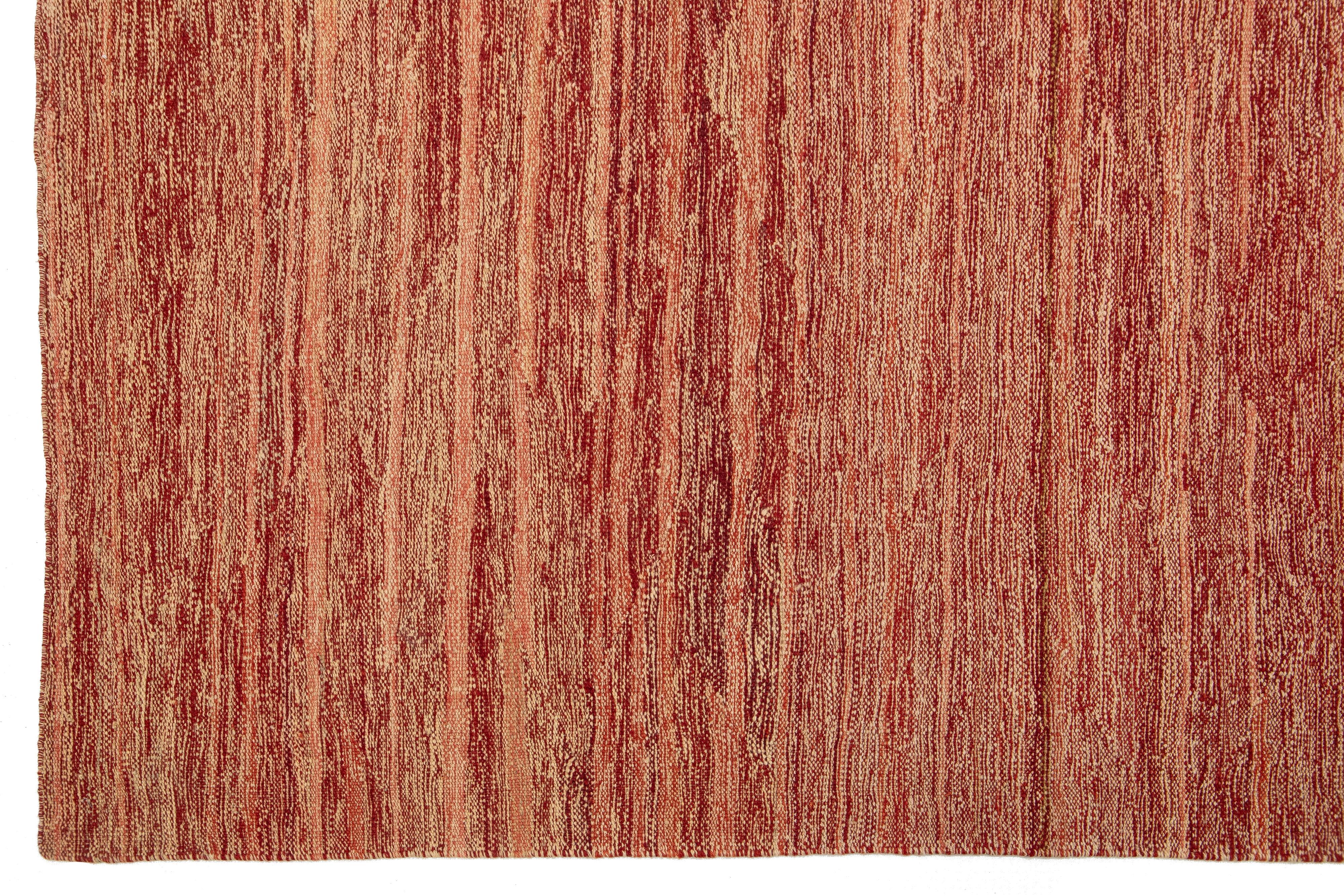 Lana Tappeto moderno in lana a tessitura piatta Rug & Kilim fatto a mano in colore rosso-ruggine in vendita