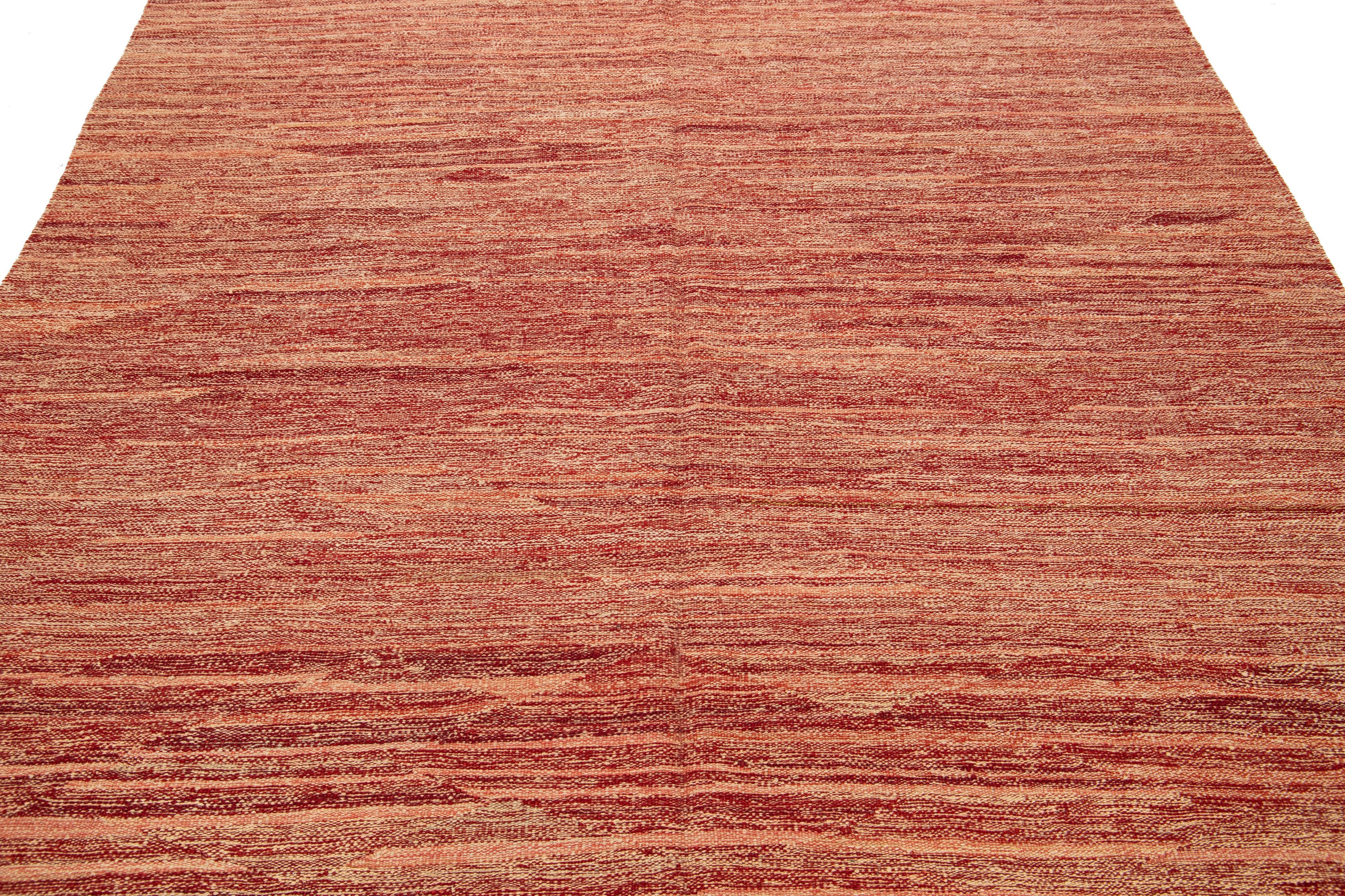 Tappeto moderno in lana a tessitura piatta Rug & Kilim fatto a mano in colore rosso-ruggine in vendita 1