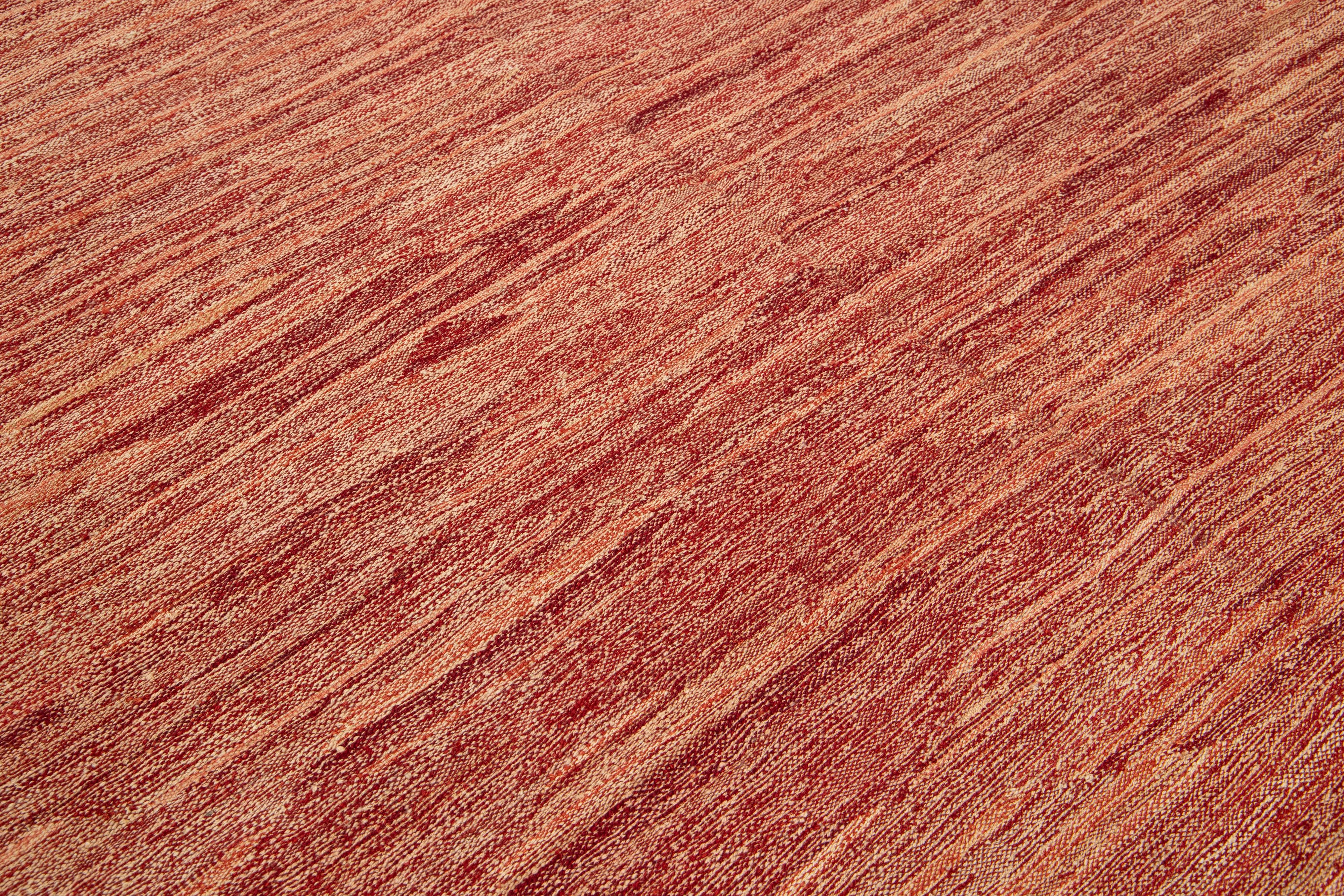 Tappeto moderno in lana a tessitura piatta Rug & Kilim fatto a mano in colore rosso-ruggine in vendita 2