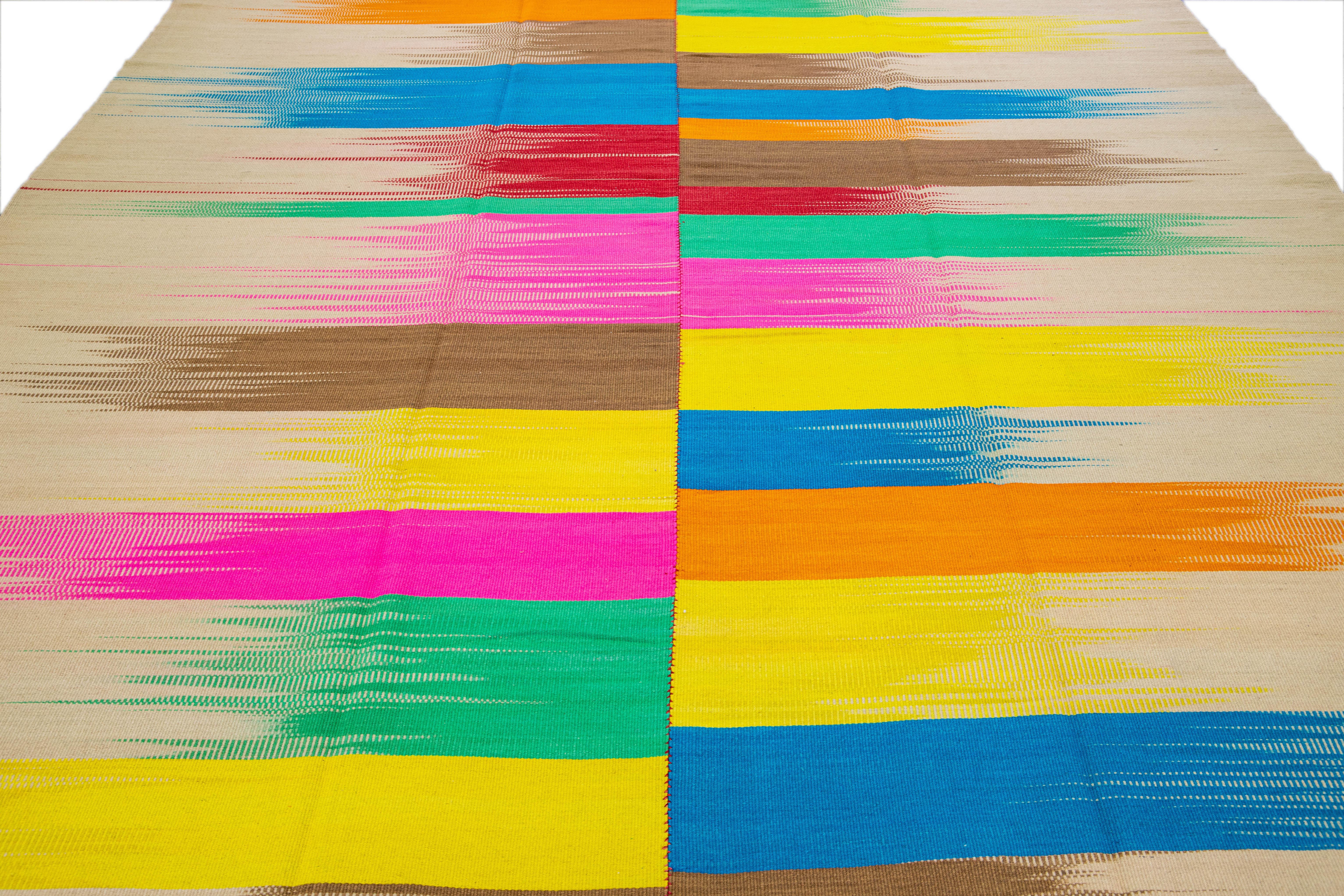 Turco Tappeto moderno a trama piatta Rug & Kilim Multicolore dal design astratto realizzato a mano in lana in vendita