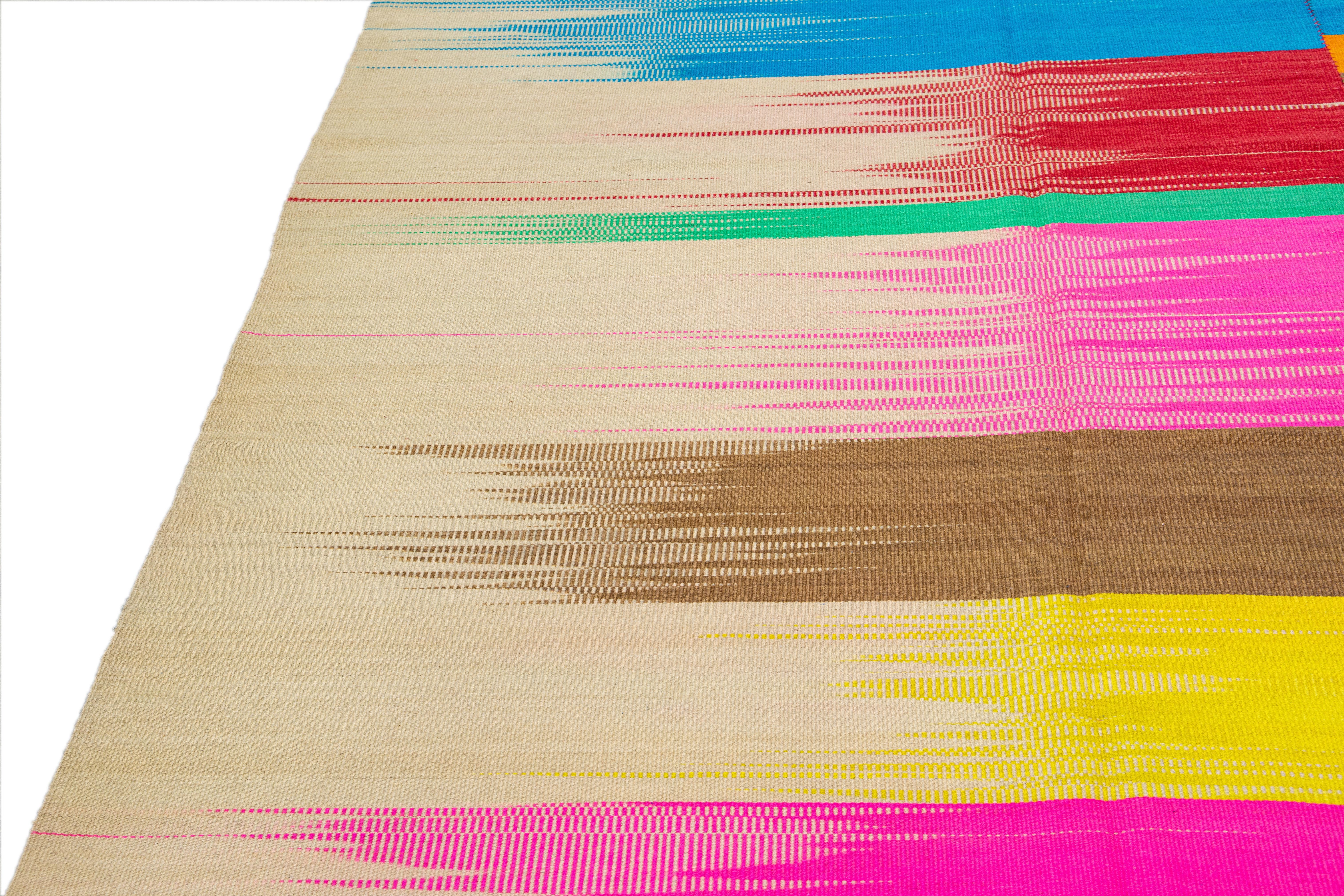 Annodato a mano Tappeto moderno a trama piatta Rug & Kilim Multicolore dal design astratto realizzato a mano in lana in vendita