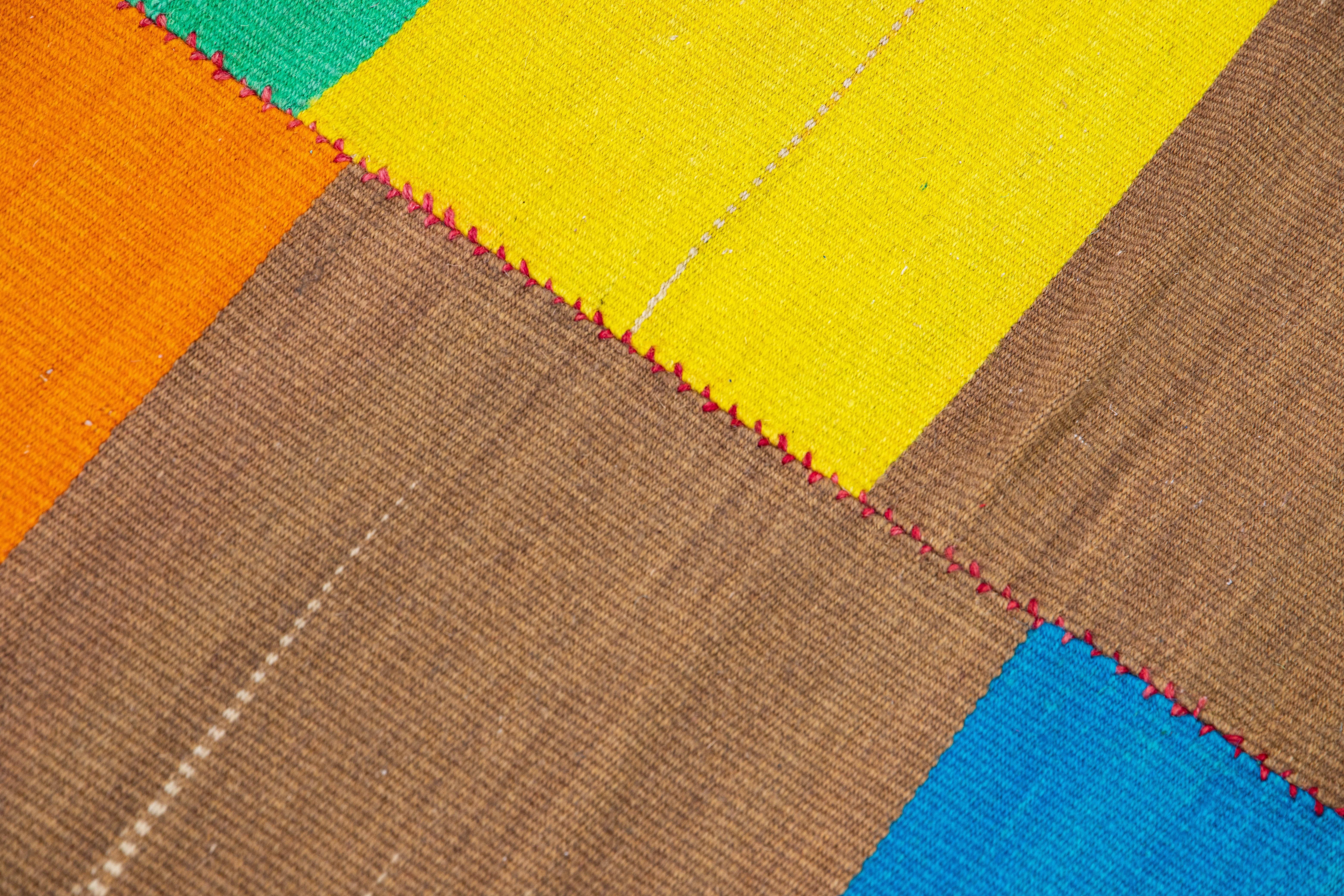 XXIe siècle et contemporain Tapis Kilim moderne à tissage plat multicolore et abstrait en laine fait à la main en vente