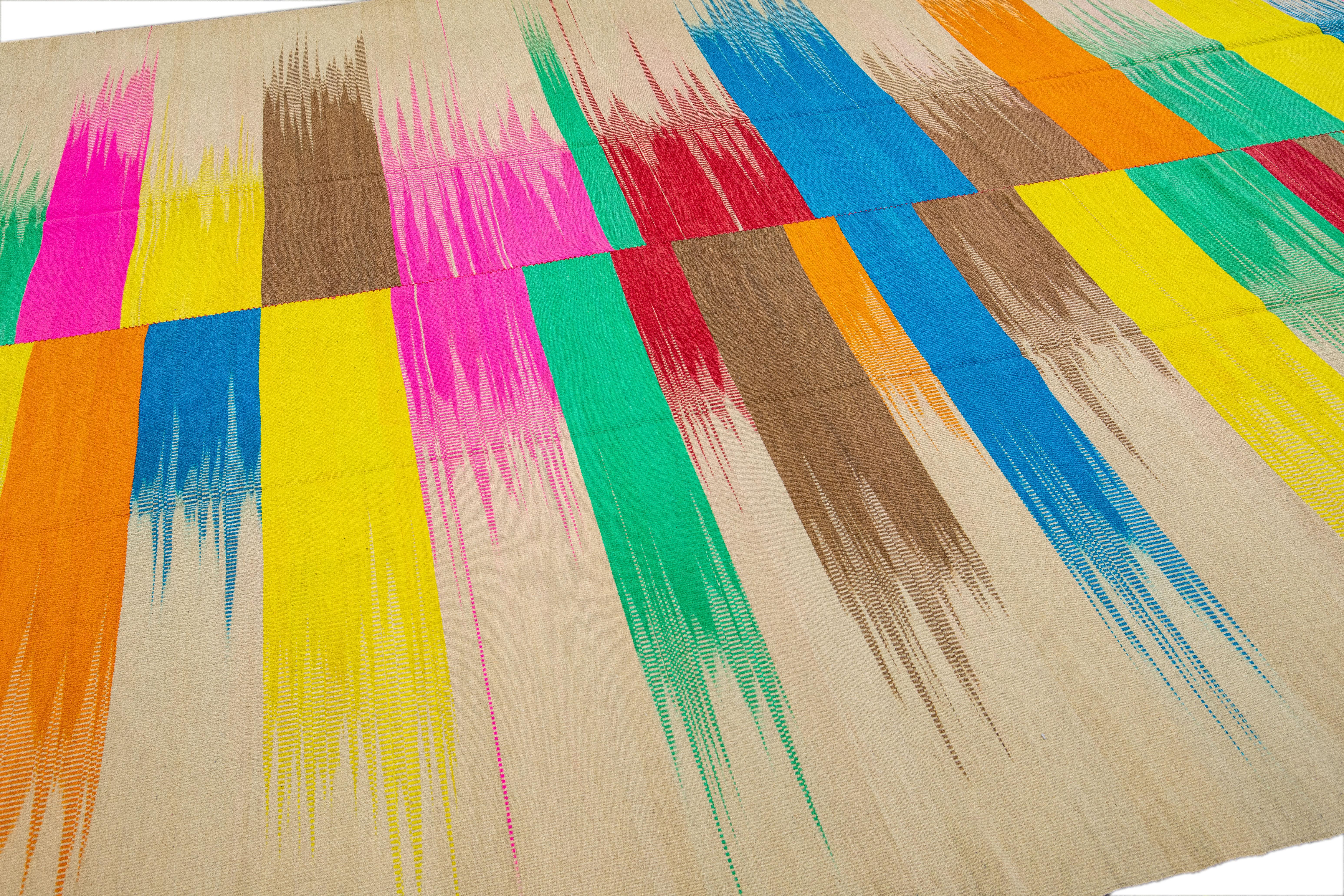 Tapis Kilim moderne à tissage plat multicolore et abstrait en laine fait à la main en vente 1