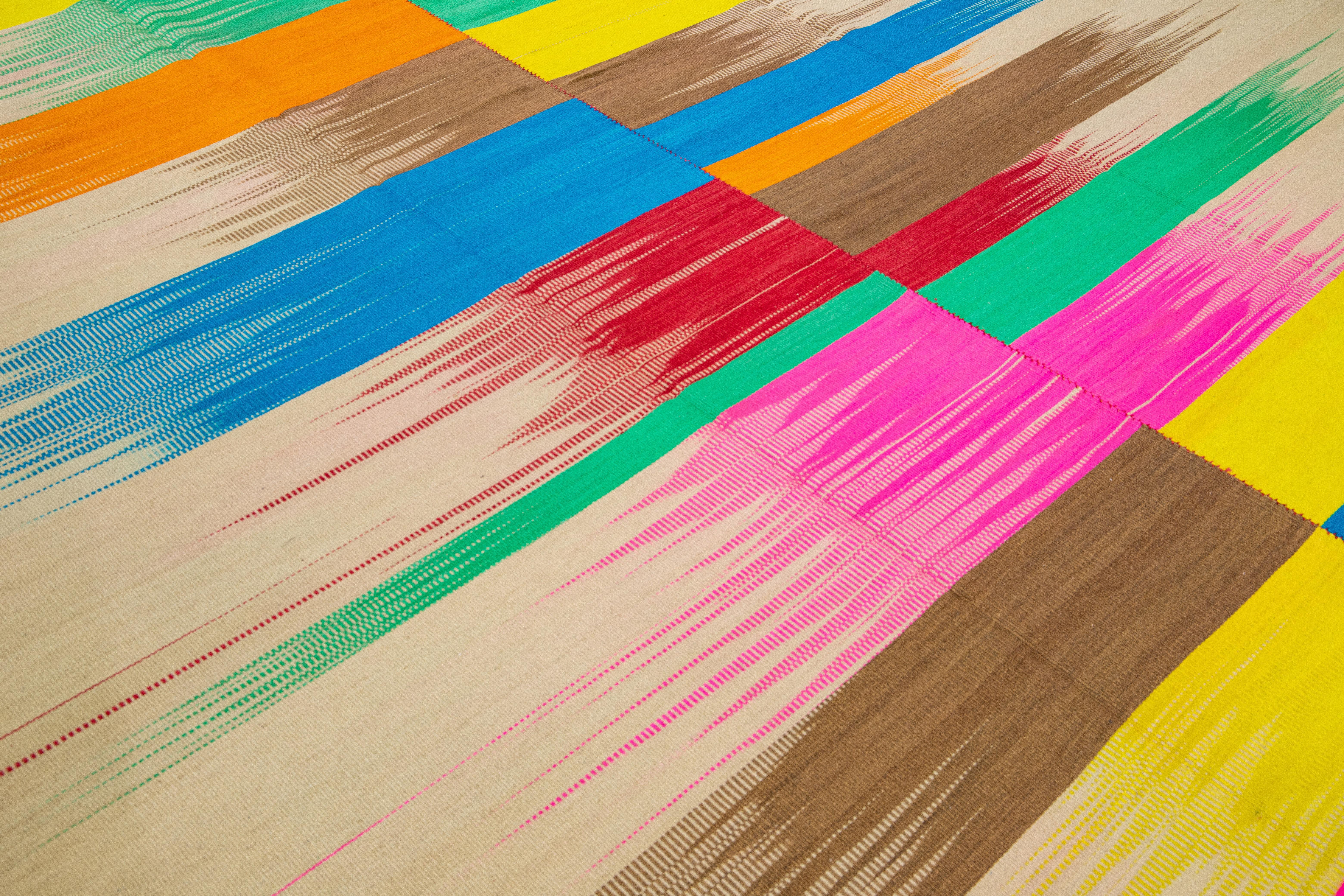 Tappeto moderno a trama piatta Rug & Kilim Multicolore dal design astratto realizzato a mano in lana in vendita 2