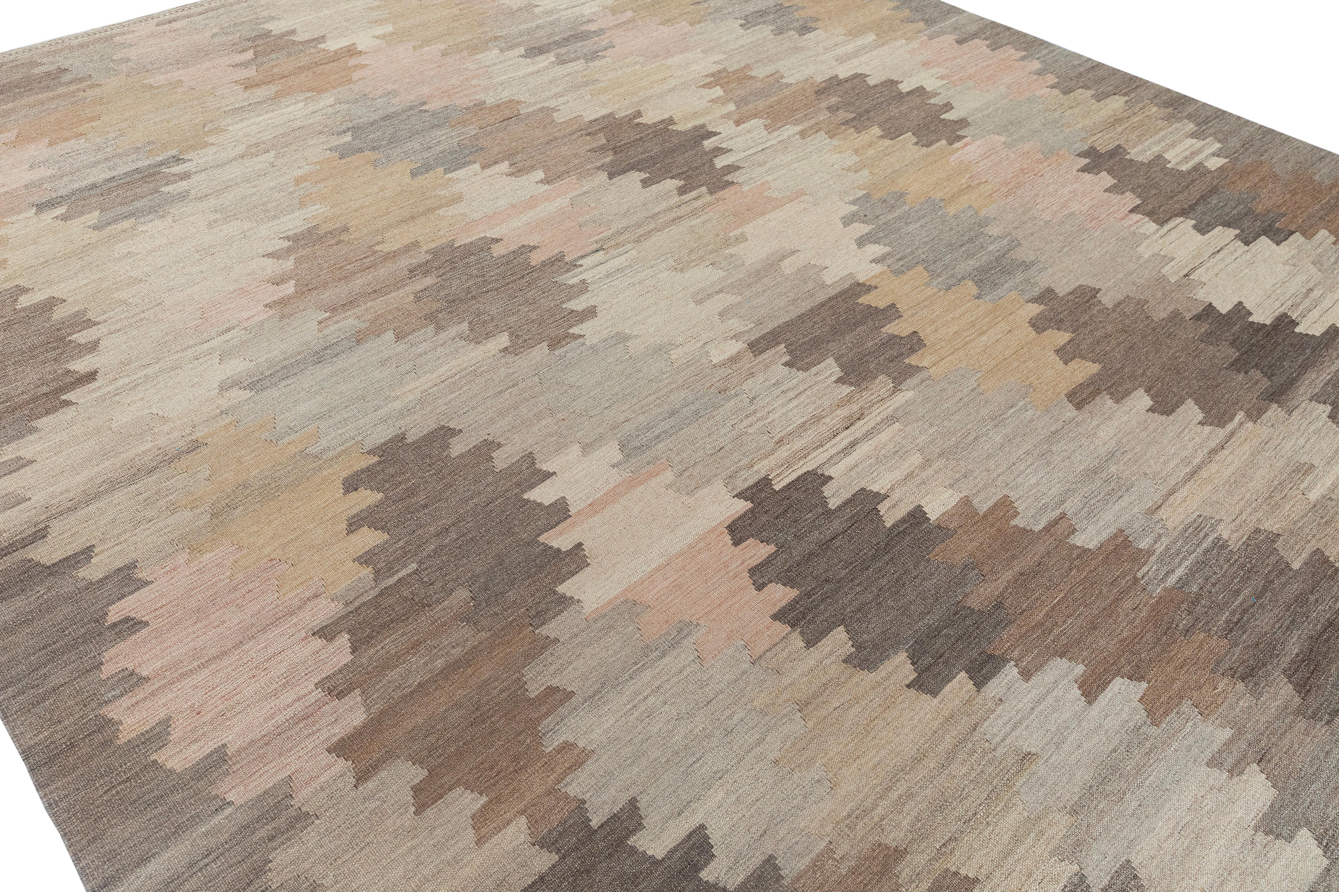 Moderner flachgewebter Kilim-Teppich in Erdtönen - Handgewebte Wolle Geometrisches Design (Kelim) im Angebot
