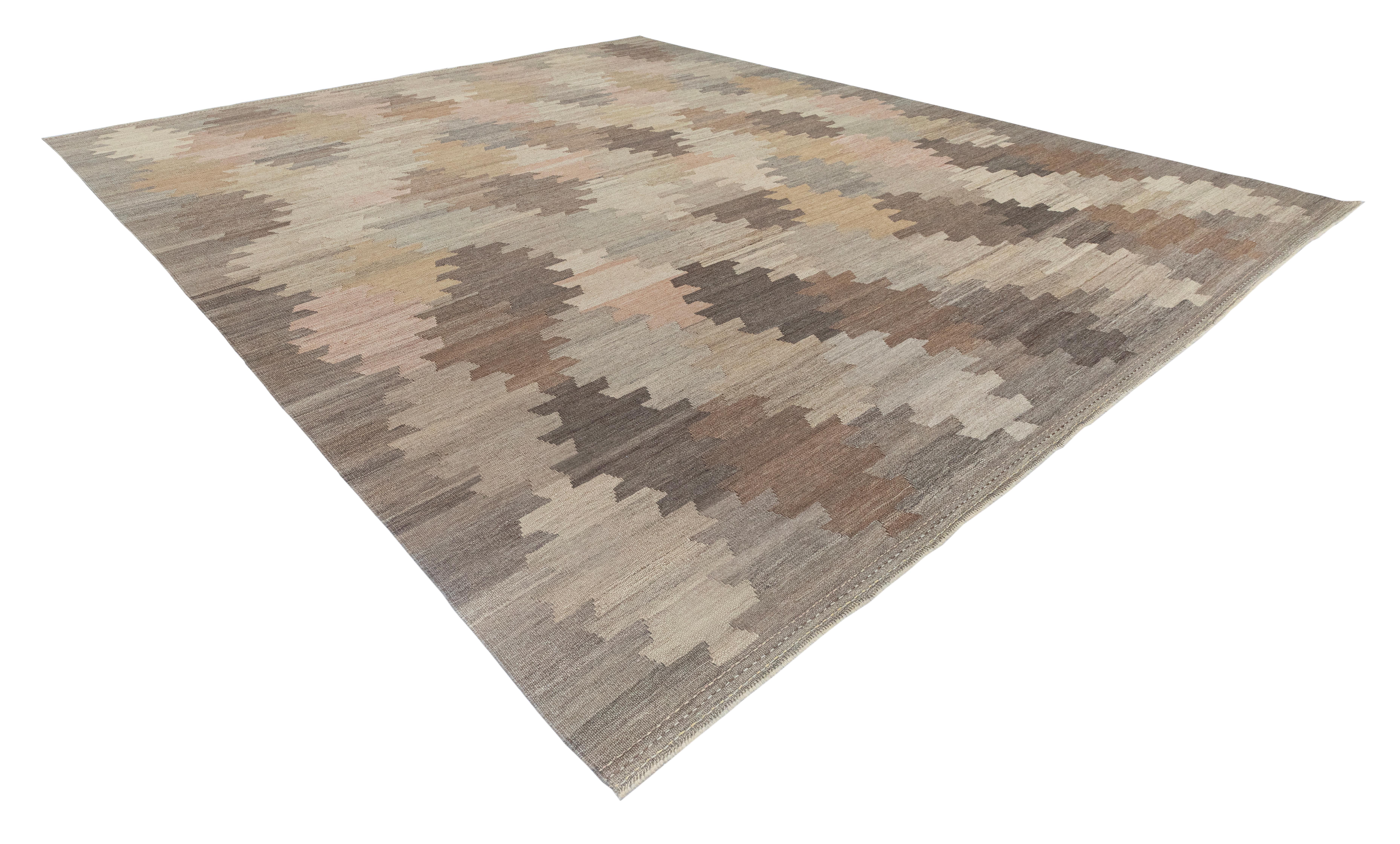 Moderner flachgewebter Kilim-Teppich in Erdtönen - Handgewebte Wolle Geometrisches Design (Persisch) im Angebot