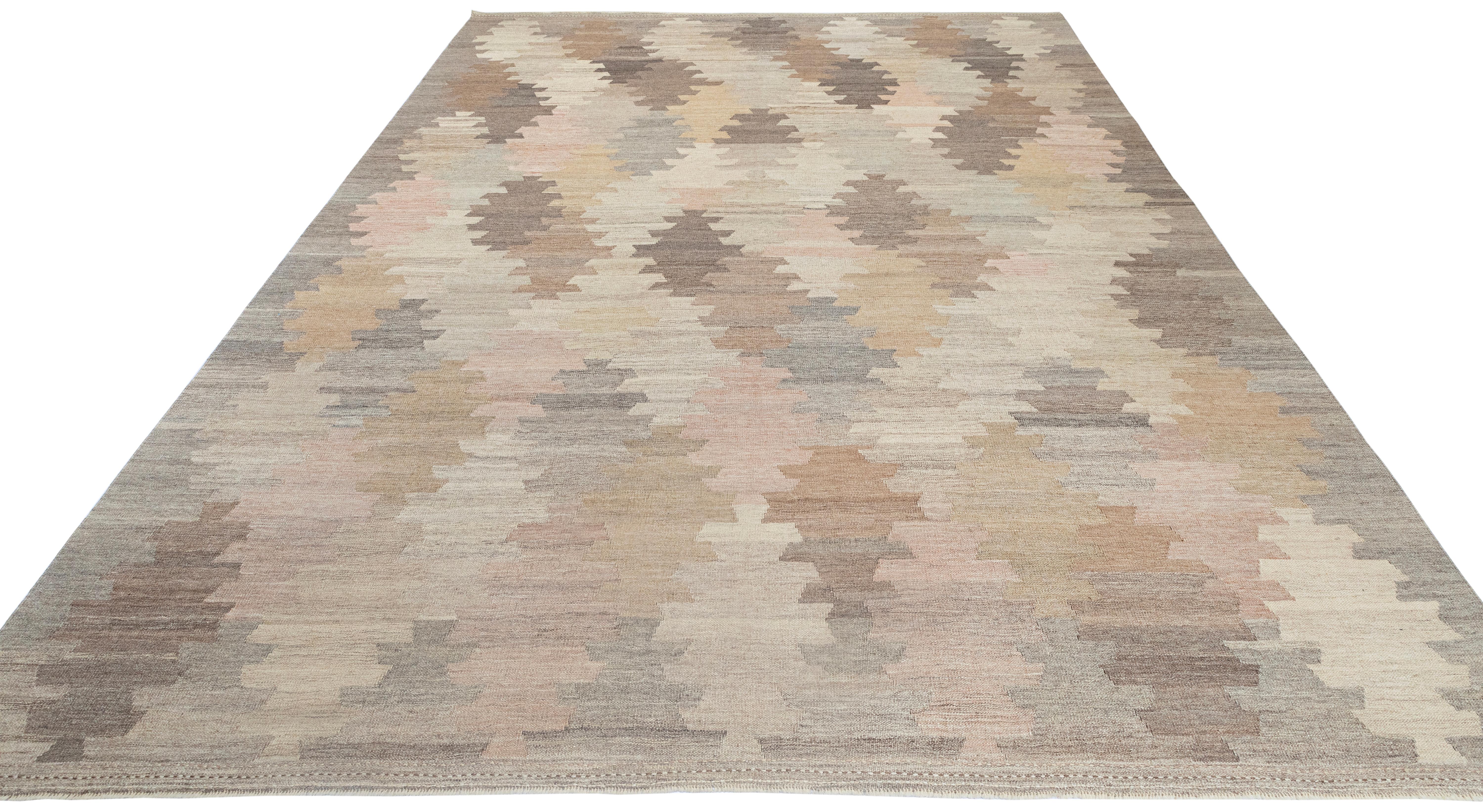 Moderner flachgewebter Kilim-Teppich in Erdtönen - Handgewebte Wolle Geometrisches Design im Zustand „Neu“ im Angebot in New York, NY