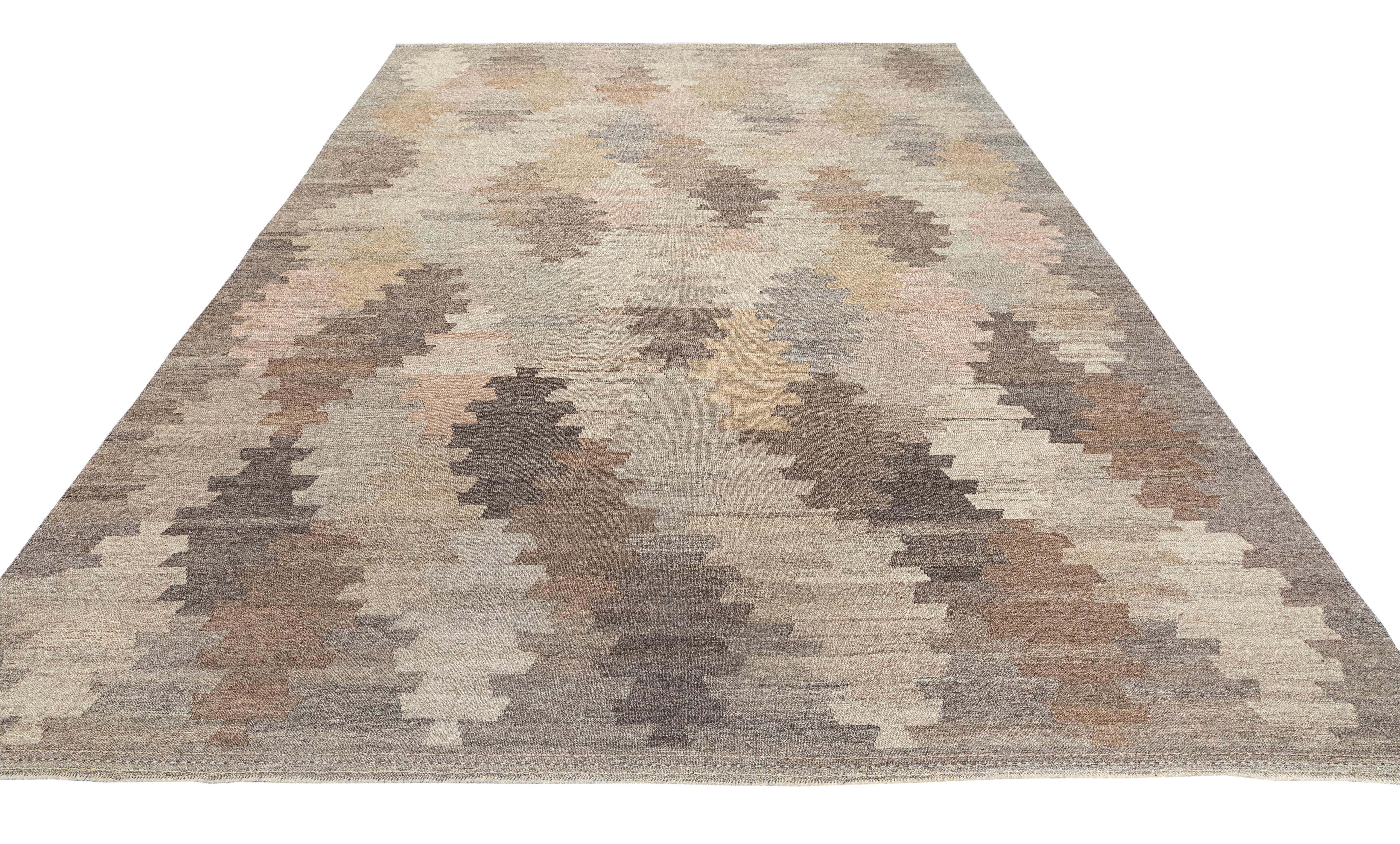 Moderner flachgewebter Kilim-Teppich in Erdtönen - Handgewebte Wolle Geometrisches Design (21. Jahrhundert und zeitgenössisch) im Angebot