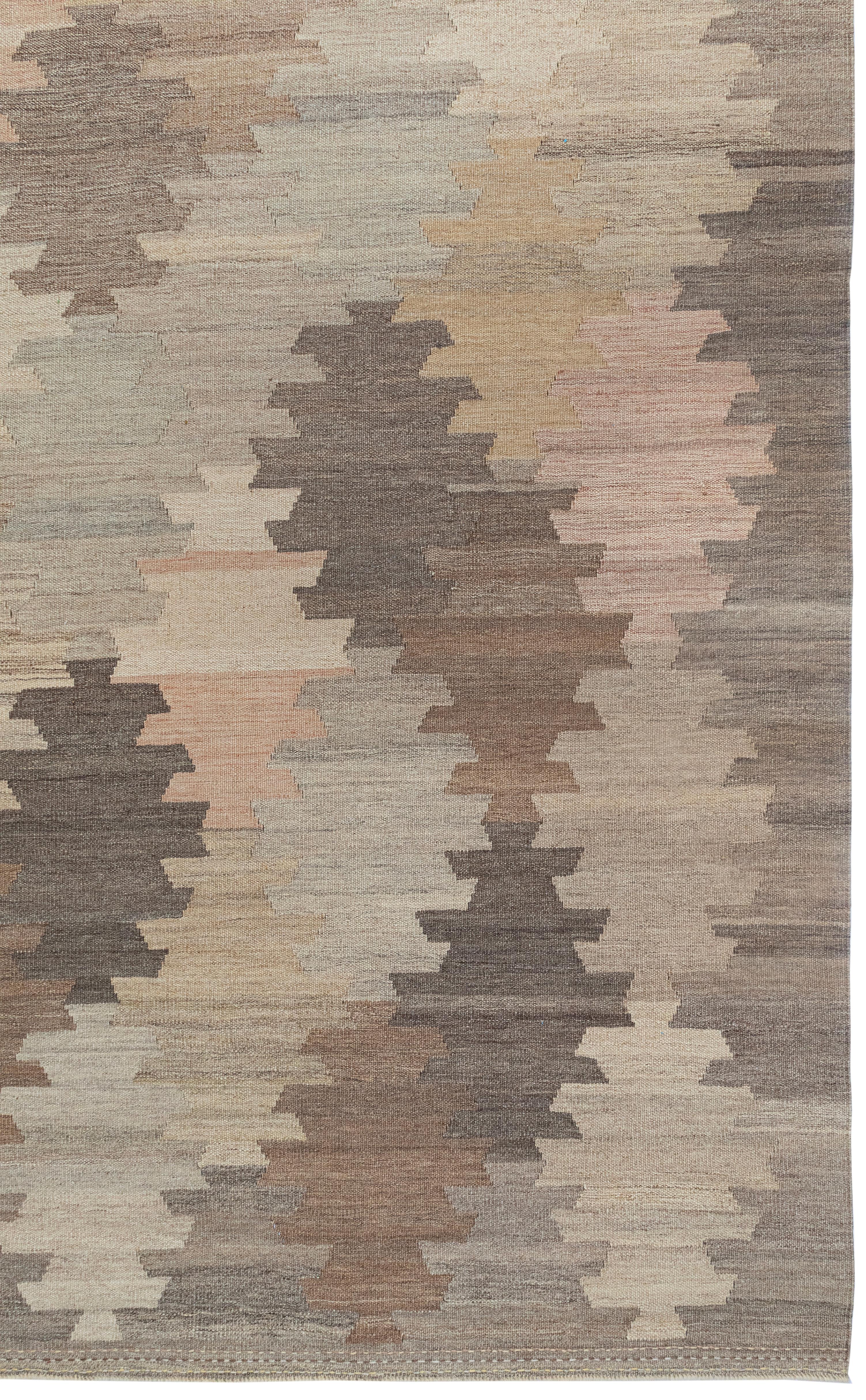 Moderner flachgewebter Kilim-Teppich in Erdtönen - Handgewebte Wolle Geometrisches Design im Angebot 1