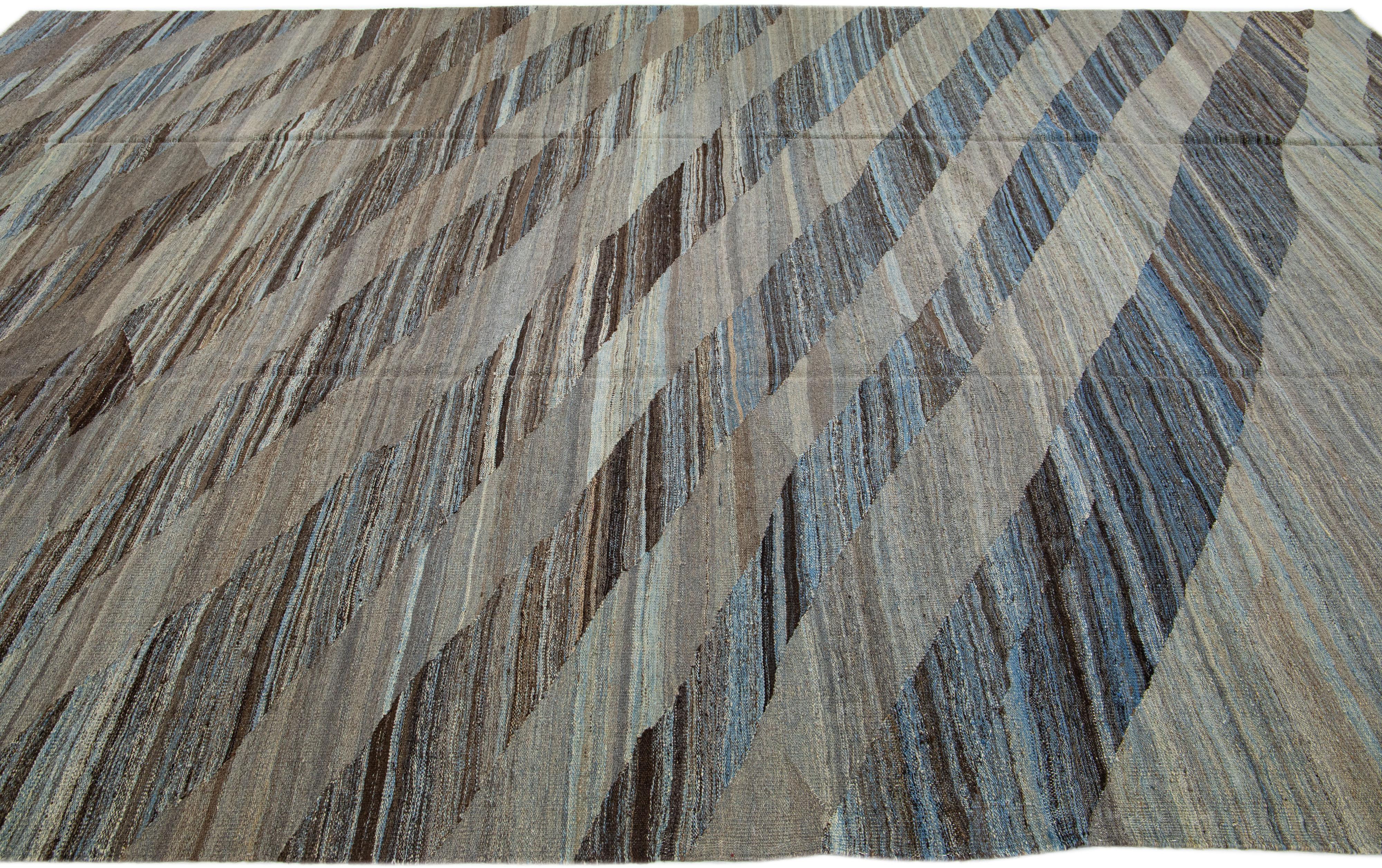 Türkischer Flachgewebe-Kelim-Teppich aus Wolle mit abstraktem Motiv in Braun und Blau im Zustand „Neu“ im Angebot in Norwalk, CT
