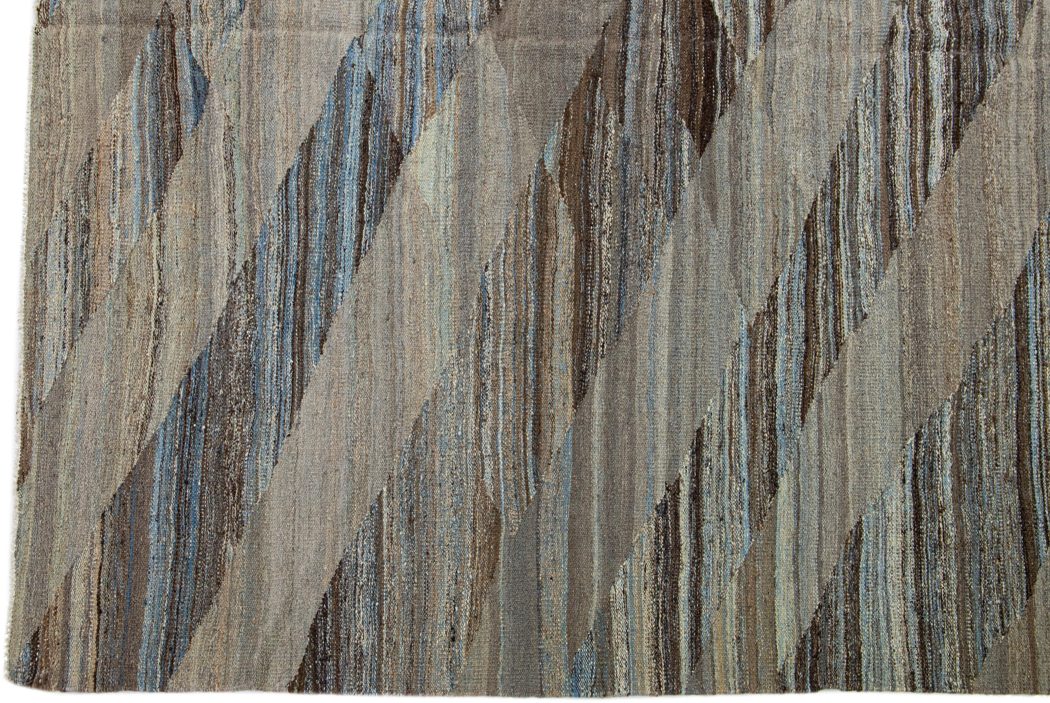 Türkischer Flachgewebe-Kelim-Teppich aus Wolle mit abstraktem Motiv in Braun und Blau (21. Jahrhundert und zeitgenössisch) im Angebot