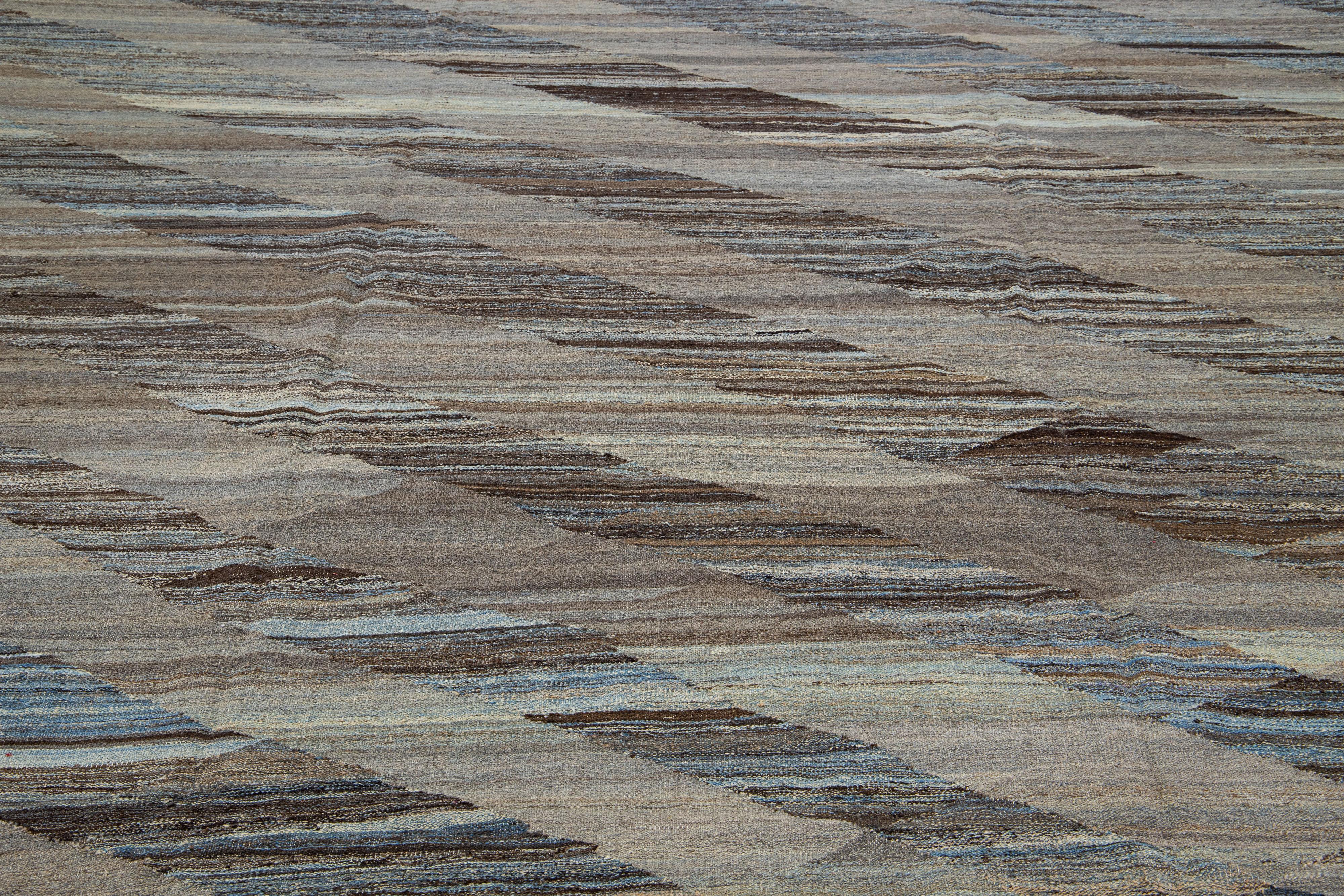 Türkischer Flachgewebe-Kelim-Teppich aus Wolle mit abstraktem Motiv in Braun und Blau im Angebot 1
