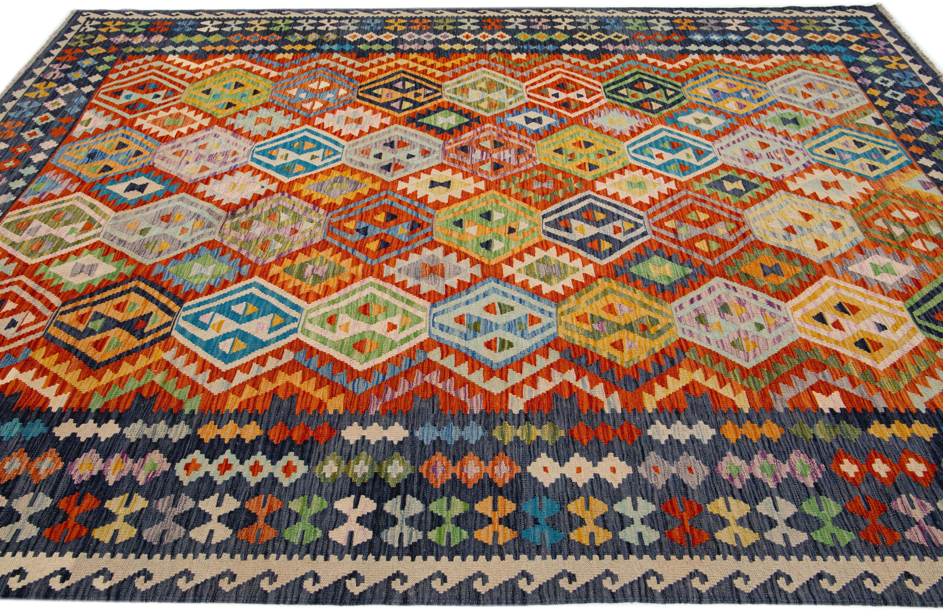 Annodato a mano Tappeto moderno in lana Kilim a tessitura piatta con disegno multicolore alllover in vendita