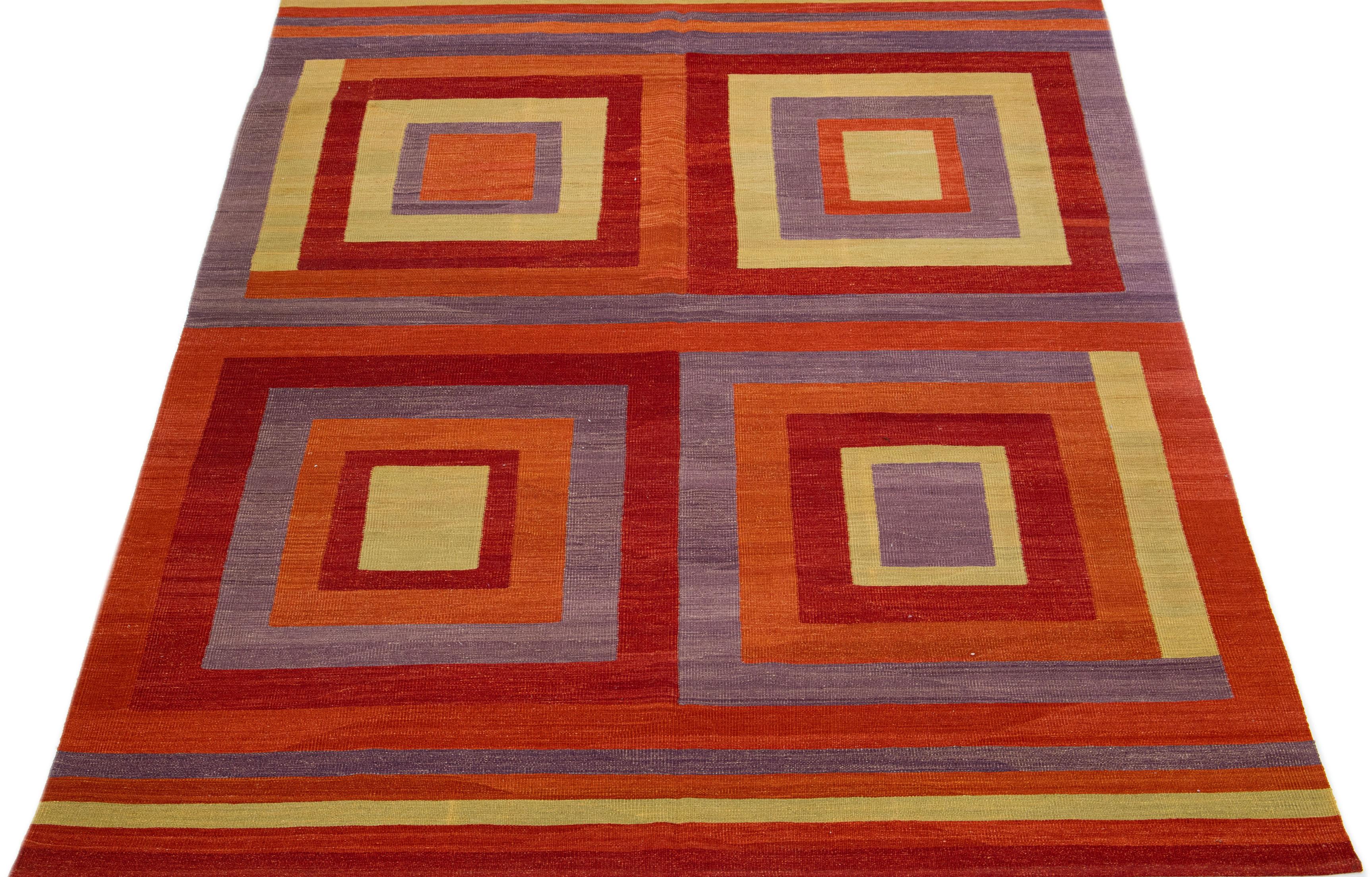 Ce tapis kilim contemporain présente un motif géométrique exubérant et détaillé sur toute sa surface. Il utilise diverses tonalités multicolores qui en font un élément indémodable de la décoration intérieure moderne.

Ce tapis mesure 6'11