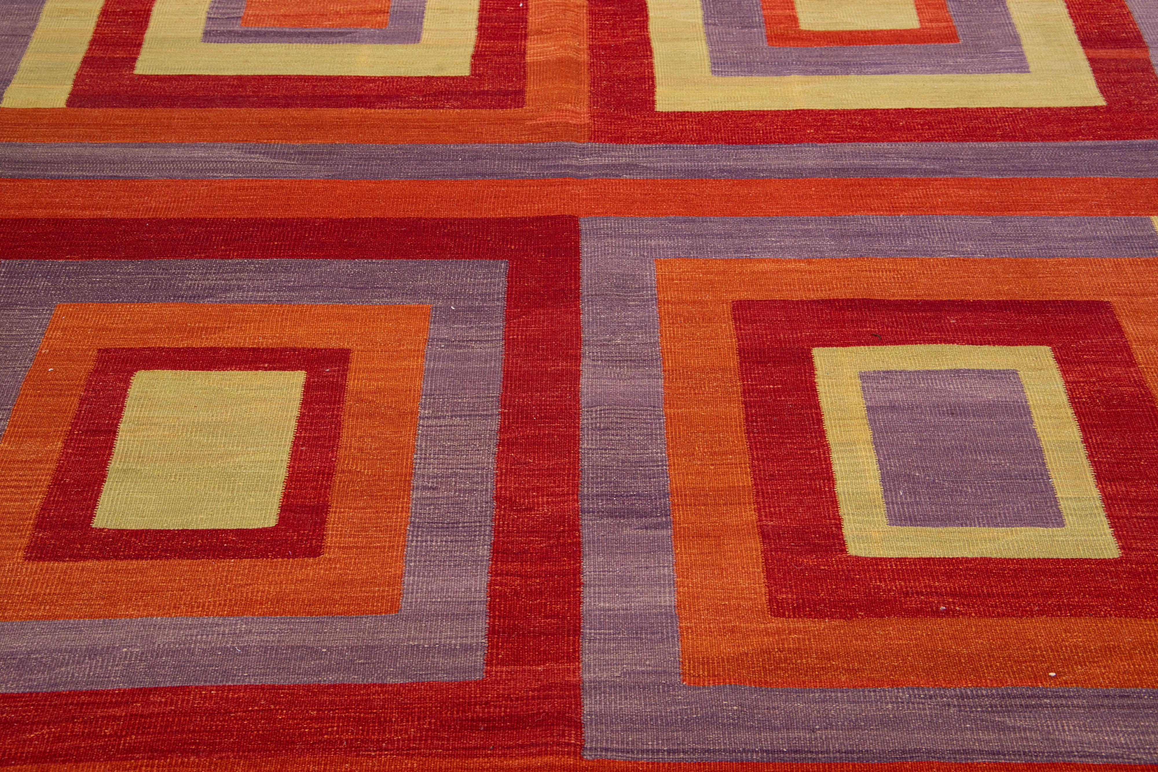 XXIe siècle et contemporain Tapis Kilim moderne à tissage plat en laine avec motif géométrique multicolore en vente