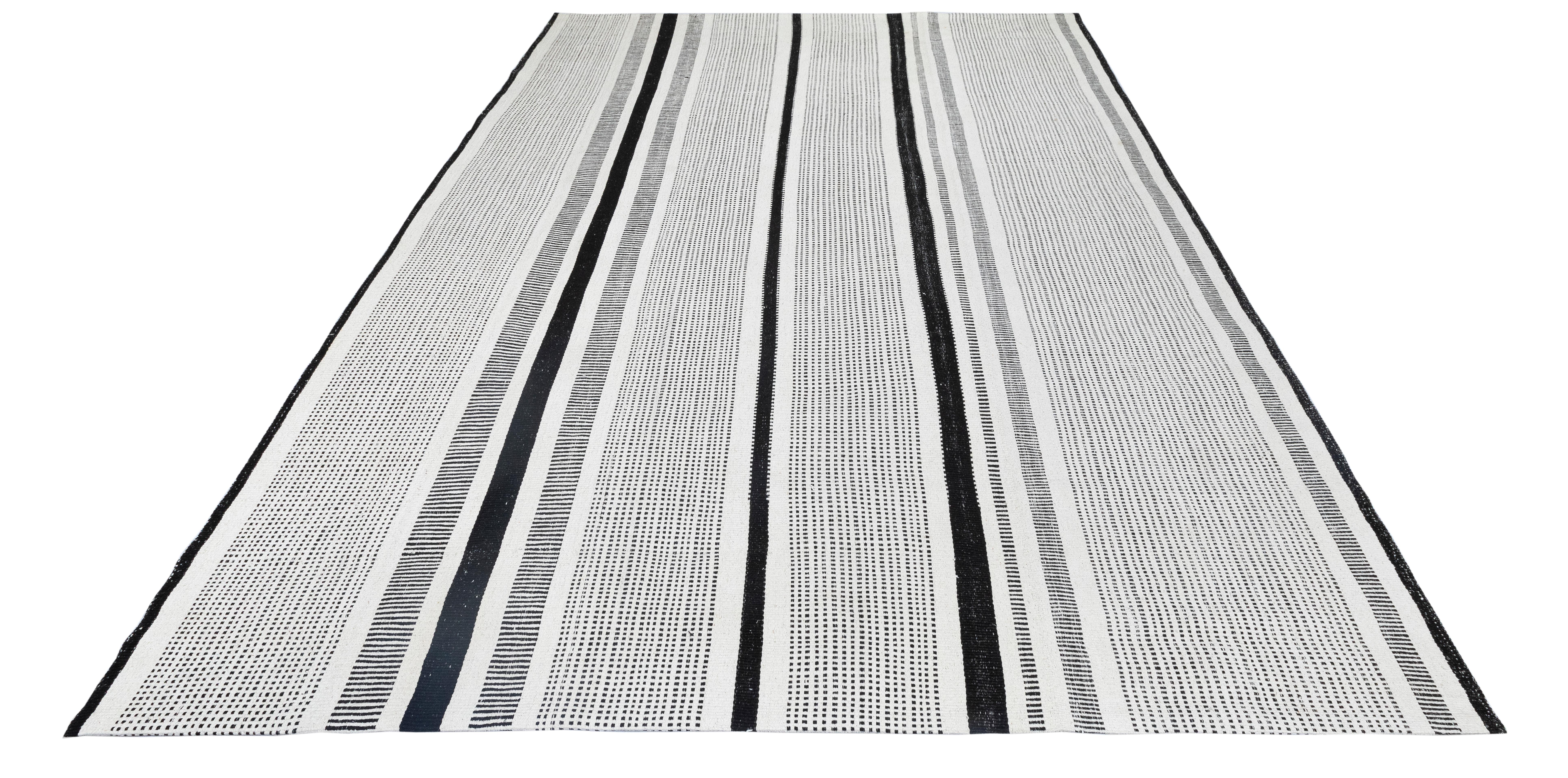 Tappeto moderno a trama piatta - Lana nera e cotone a strisce, tessuto a mano dal design minimalista in vendita 3