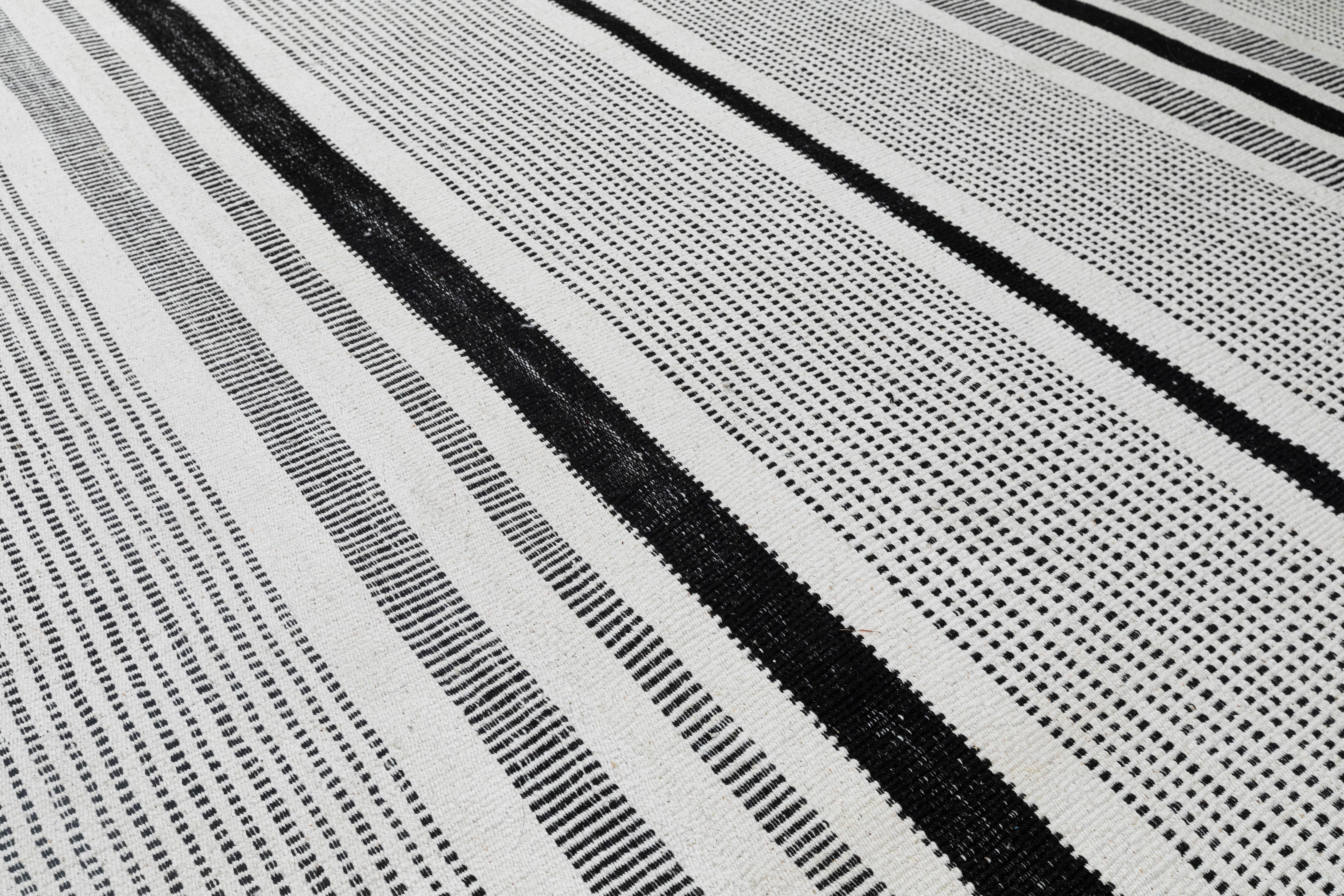 Mid-Century moderno Tappeto moderno a trama piatta - Lana nera e cotone a strisce, tessuto a mano dal design minimalista in vendita