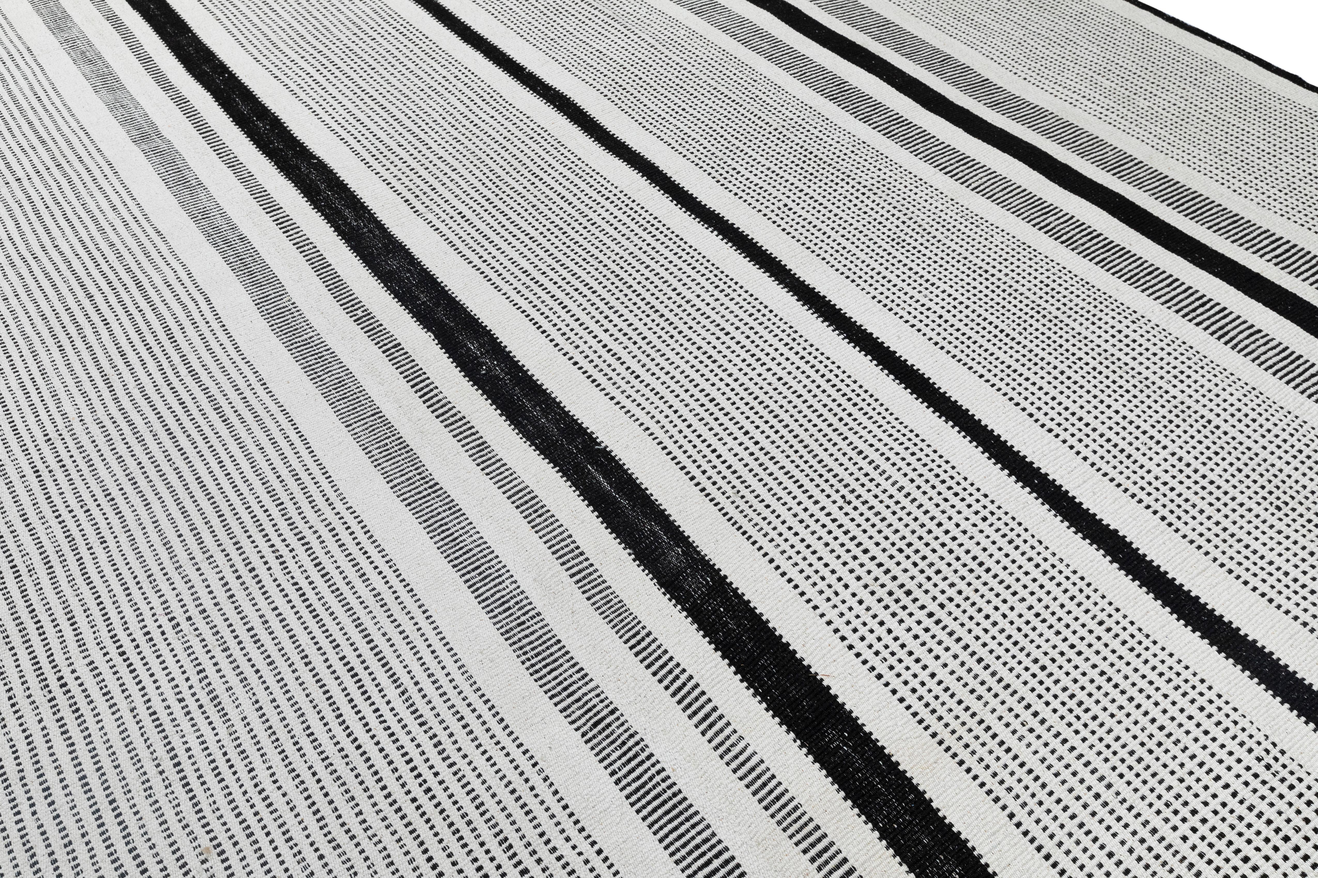 Persiano Tappeto moderno a trama piatta - Lana nera e cotone a strisce, tessuto a mano dal design minimalista in vendita