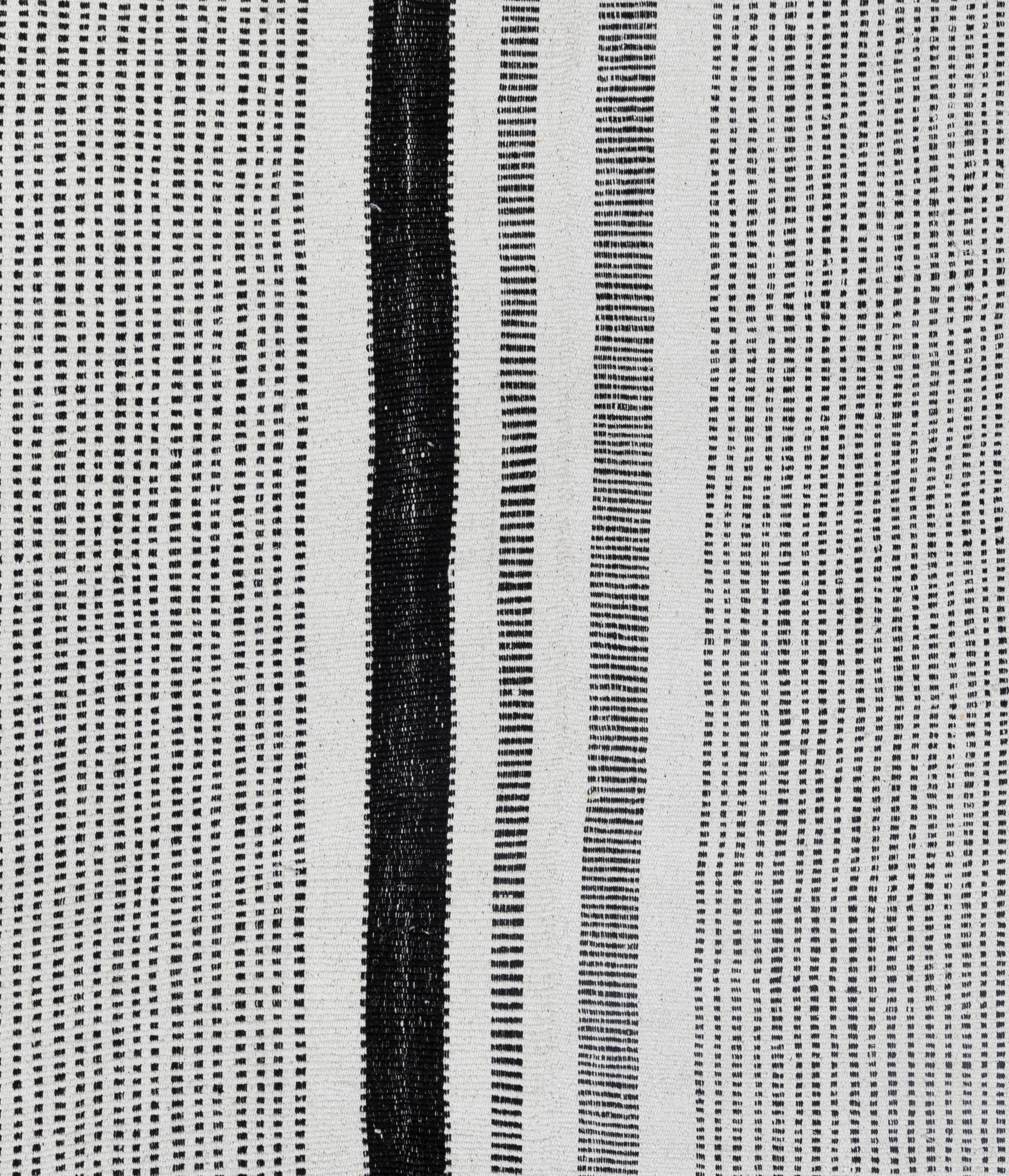 Tappeto moderno a trama piatta - Lana nera e cotone a strisce, tessuto a mano dal design minimalista in vendita 1
