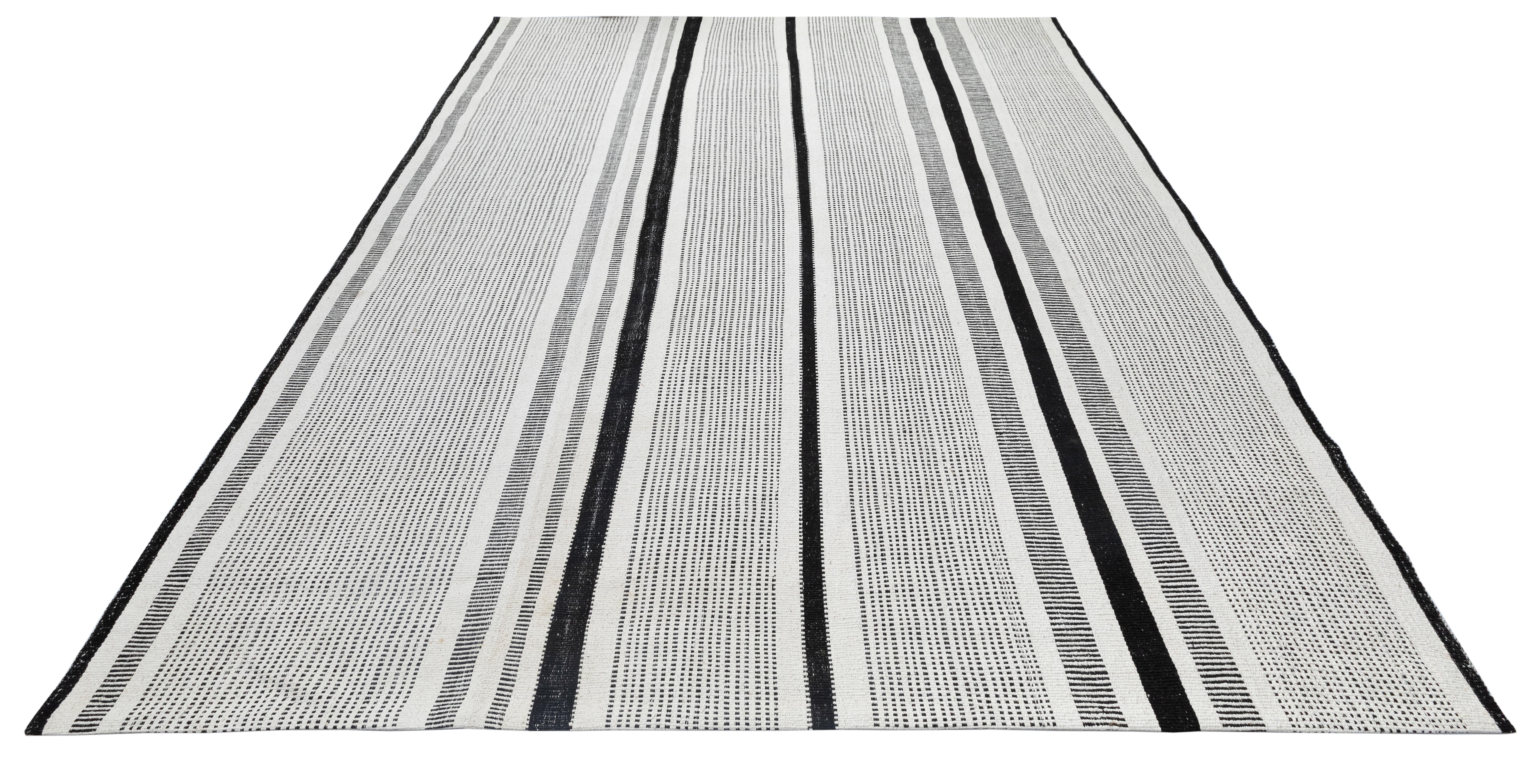 Tappeto moderno a trama piatta - Lana nera e cotone a strisce, tessuto a mano dal design minimalista in vendita 2