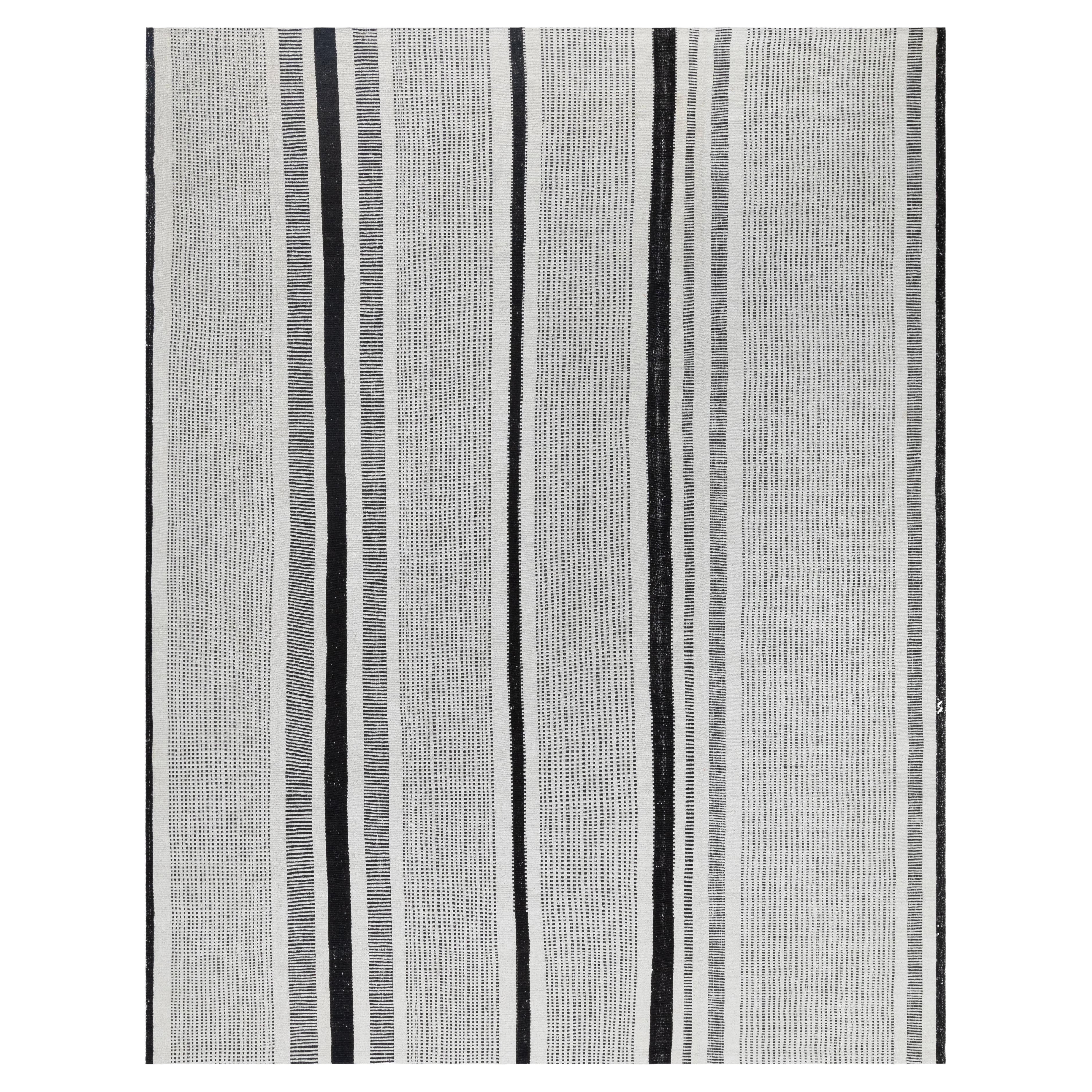 Tappeto moderno a trama piatta - Lana nera e cotone a strisce, tessuto a mano dal design minimalista in vendita