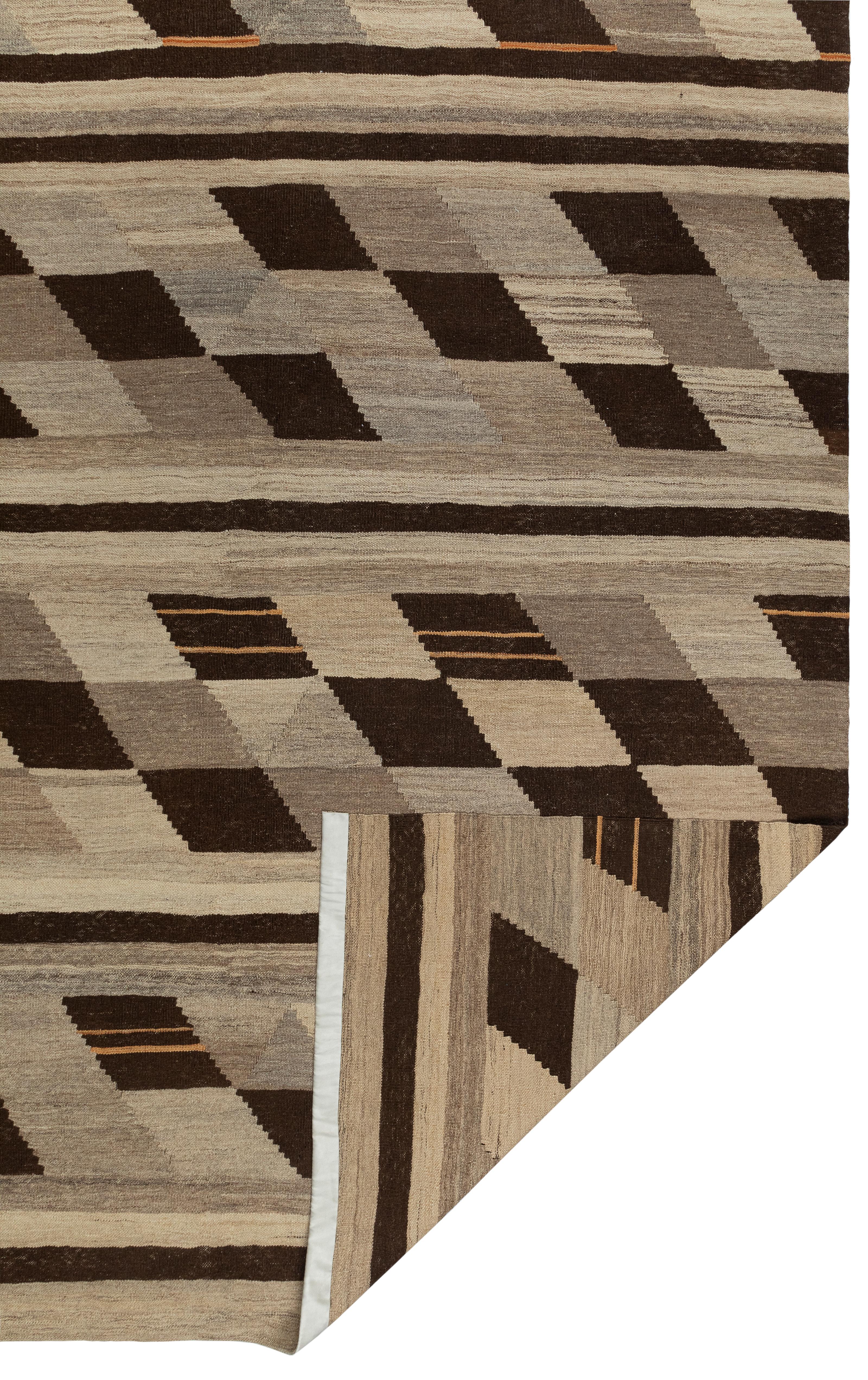 Tappeto moderno a tessitura piatta intrecciato a mano con audace motivo geometrico Chevron in tonalità terra in vendita 2
