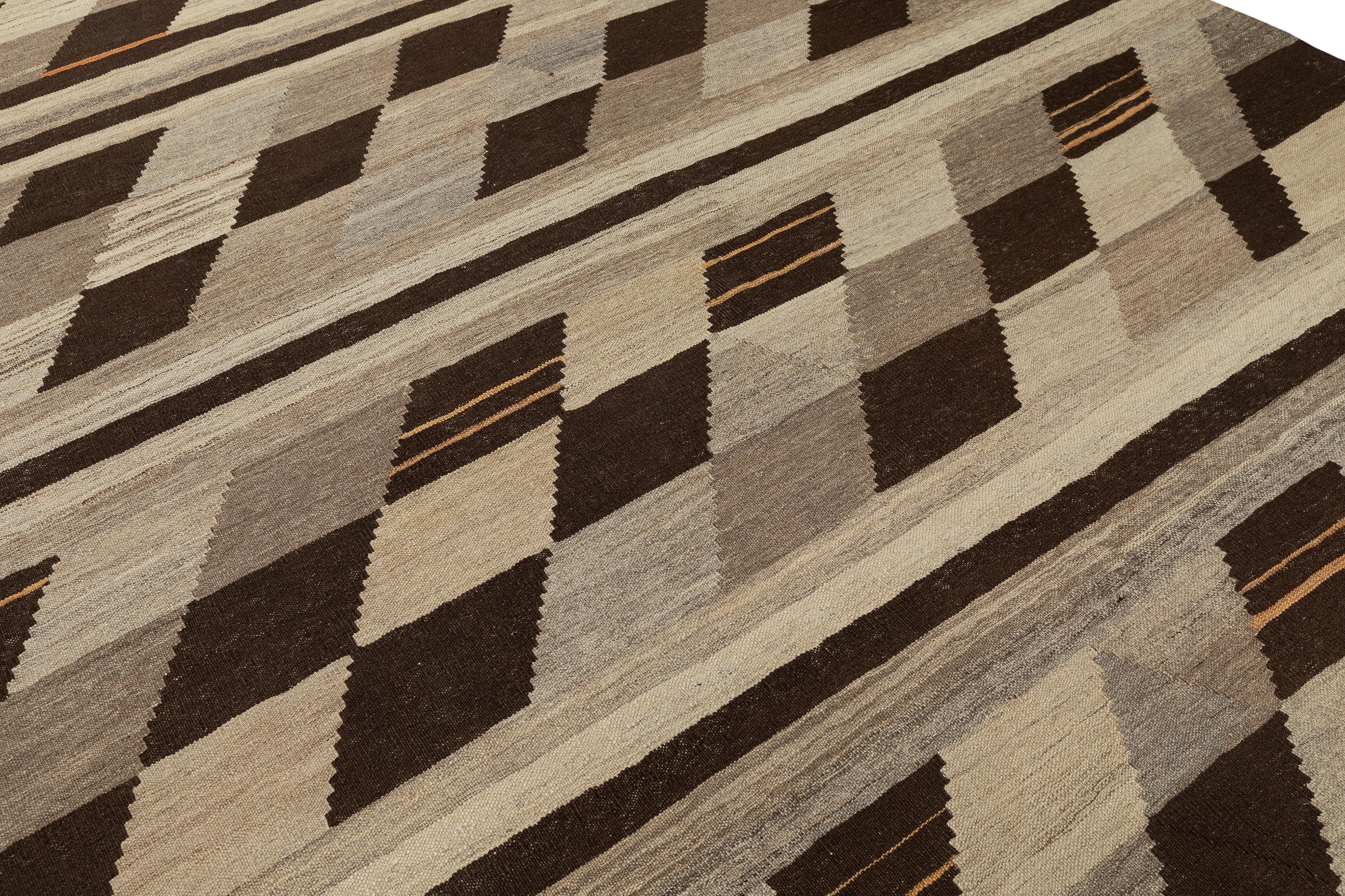Organico moderno Tappeto moderno a tessitura piatta intrecciato a mano con audace motivo geometrico Chevron in tonalità terra in vendita