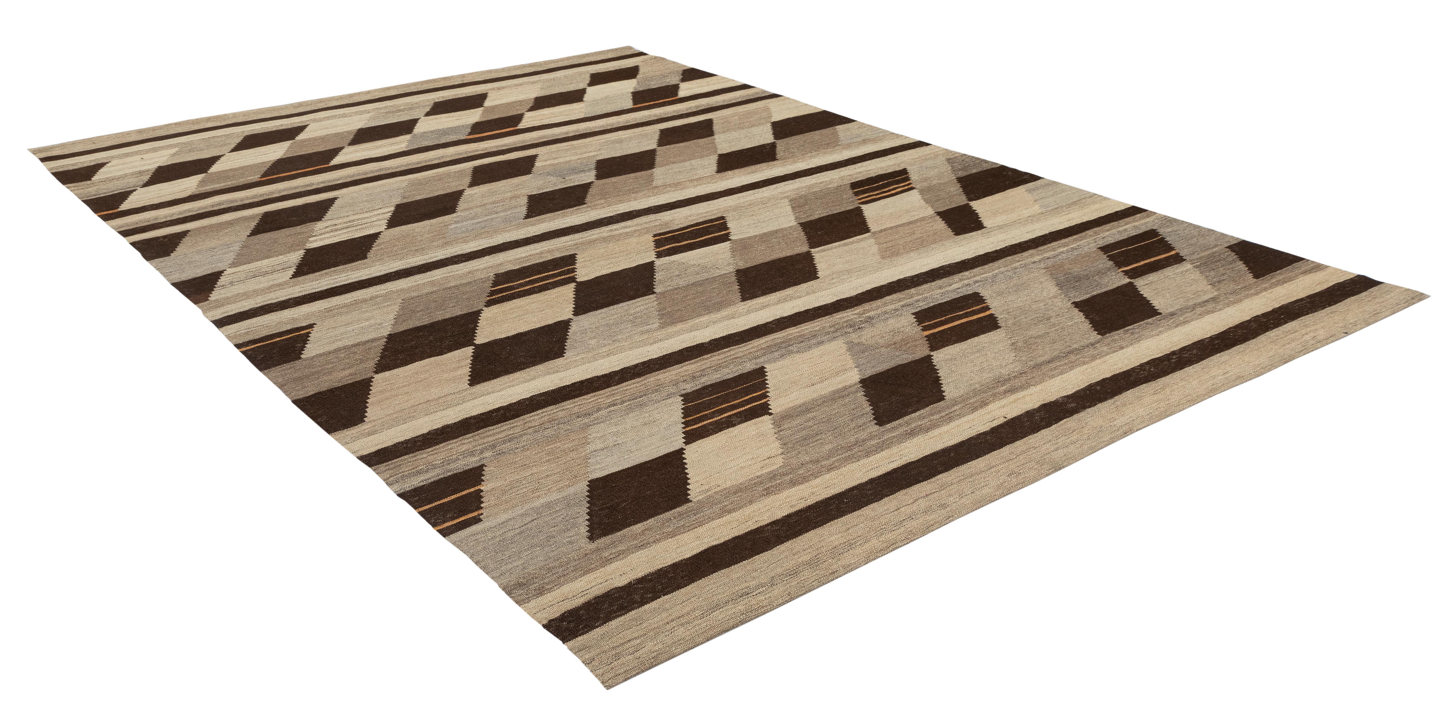 Persiano Tappeto moderno a tessitura piatta intrecciato a mano con audace motivo geometrico Chevron in tonalità terra in vendita