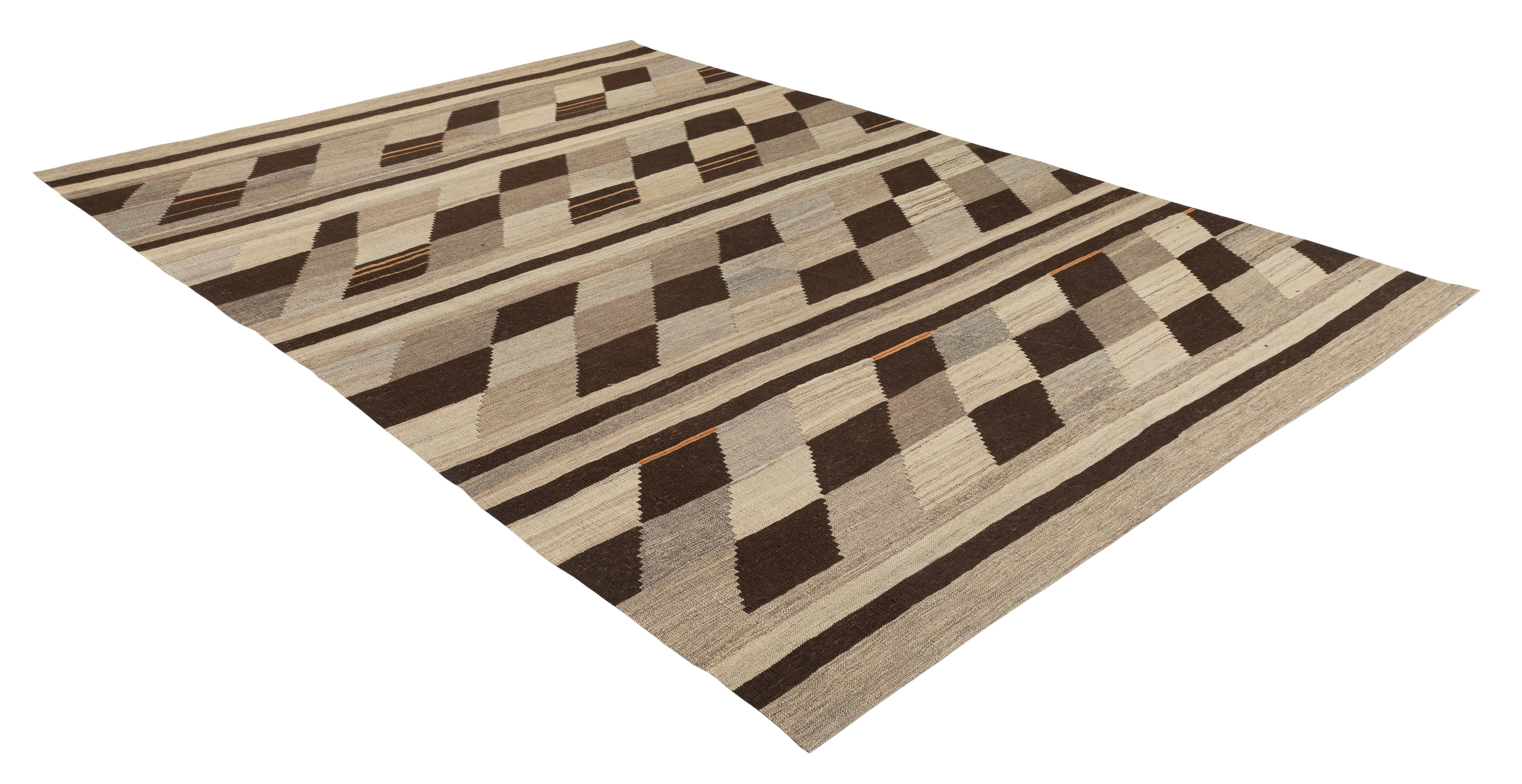 Tessuto a mano Tappeto moderno a tessitura piatta intrecciato a mano con audace motivo geometrico Chevron in tonalità terra in vendita