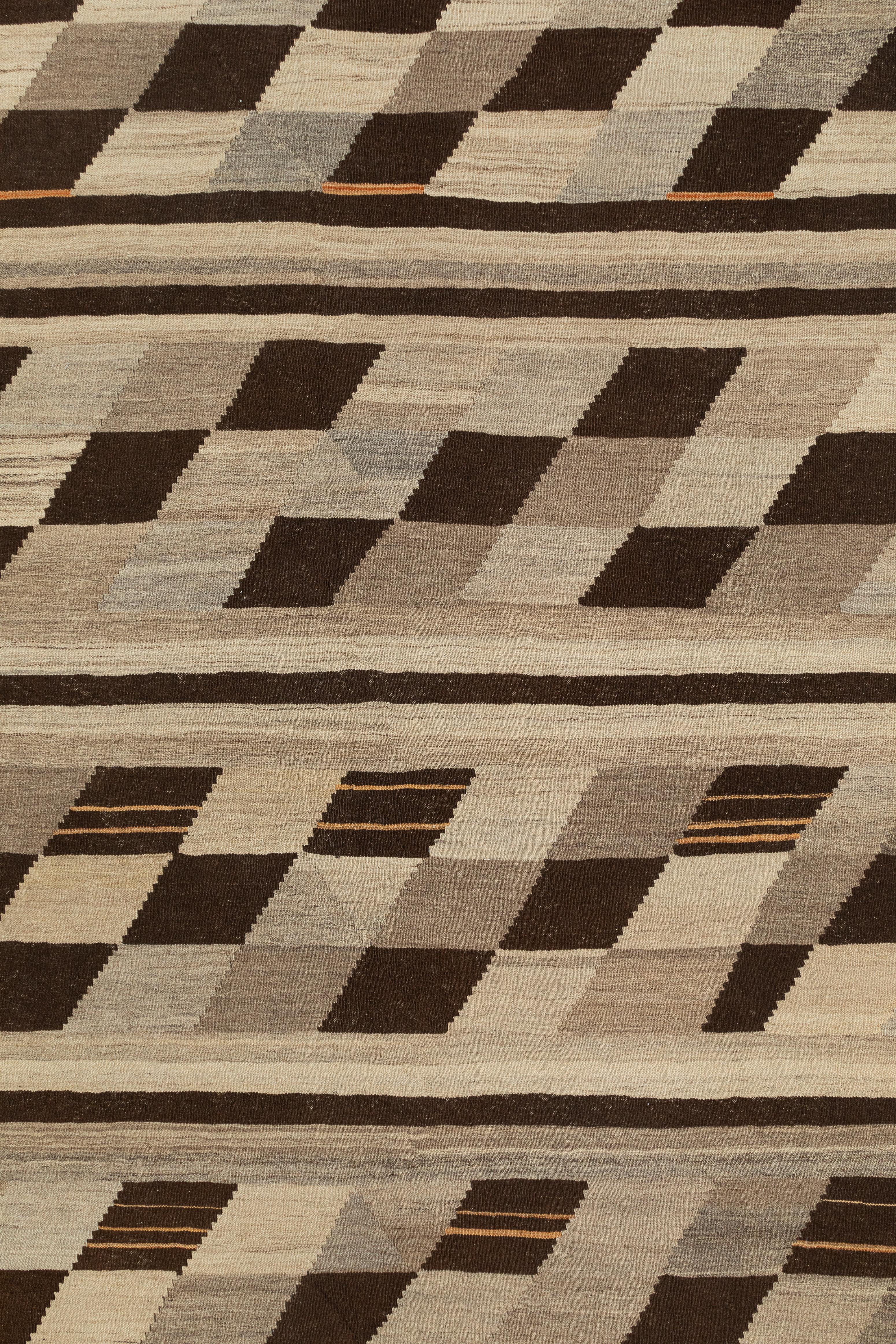 Tappeto moderno a tessitura piatta intrecciato a mano con audace motivo geometrico Chevron in tonalità terra In condizioni Nuovo in vendita a New York, NY
