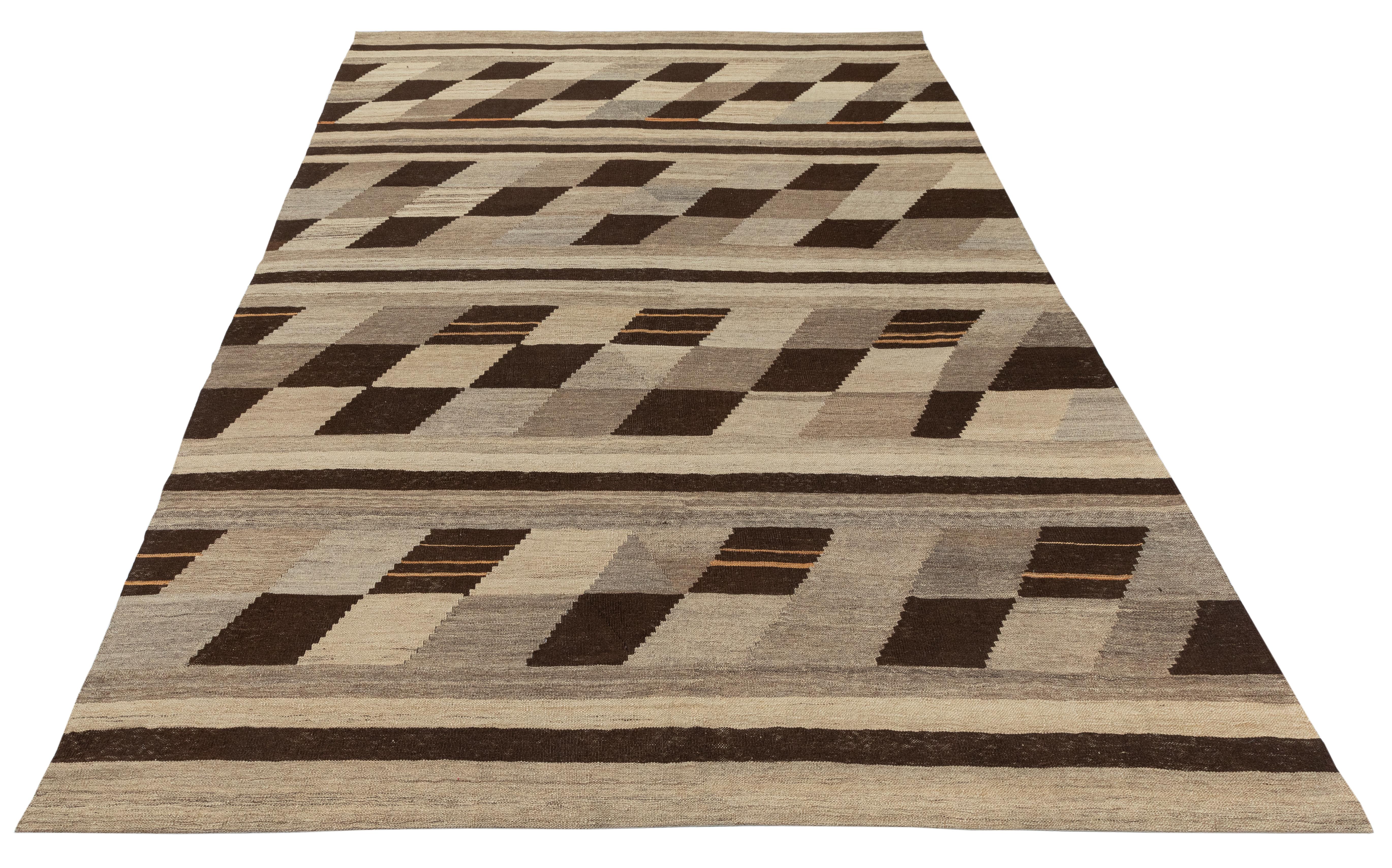 XXI secolo e contemporaneo Tappeto moderno a tessitura piatta intrecciato a mano con audace motivo geometrico Chevron in tonalità terra in vendita