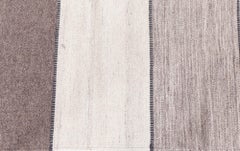 Tappeto moderno a trama piatta a righe color avorio e antracite "Cairn" di Doris Leslie Blau