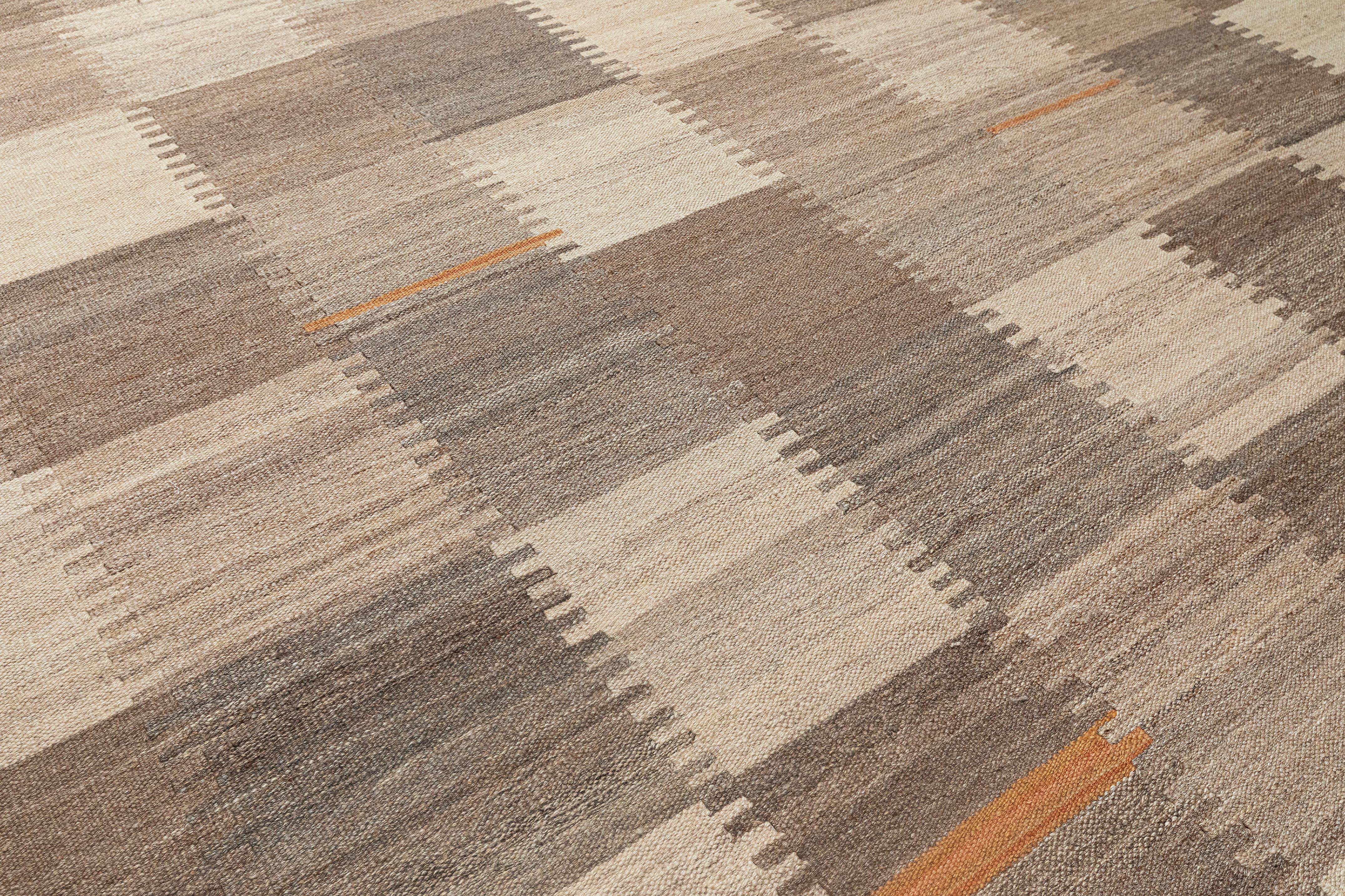 Eleva i tuoi interni con questo tappeto contemporaneo in lana a trama piatta, tessuto a mano con meticolosa maestria e con un raffinato motivo geometrico. Feal è caratterizzato da una serie di morbide tonalità della terra - beige, sabbia, tortora e