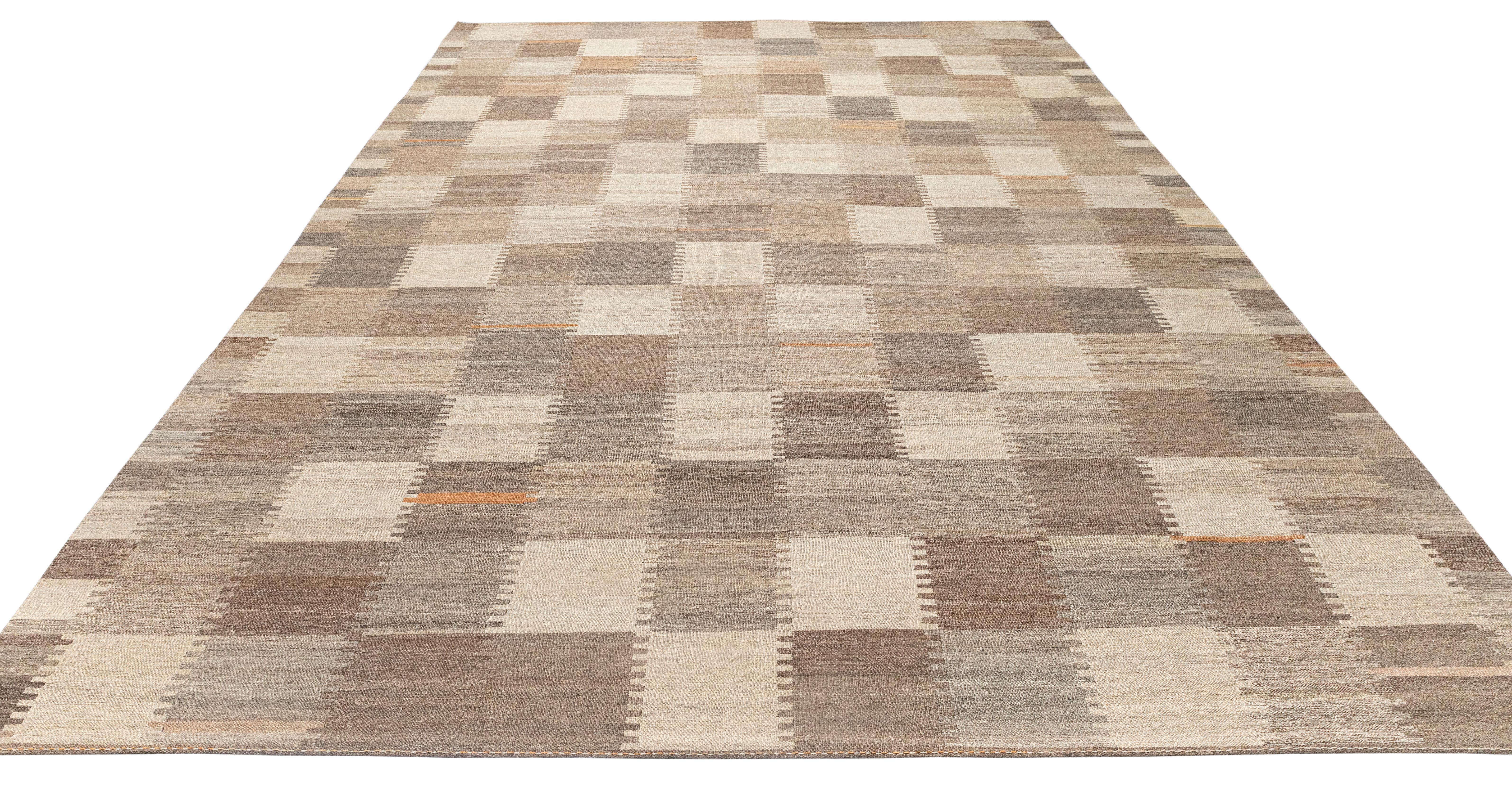 Tappeto moderno in lana a trama piatta - Geometrico intrecciato a mano nei toni della terra in vendita 1