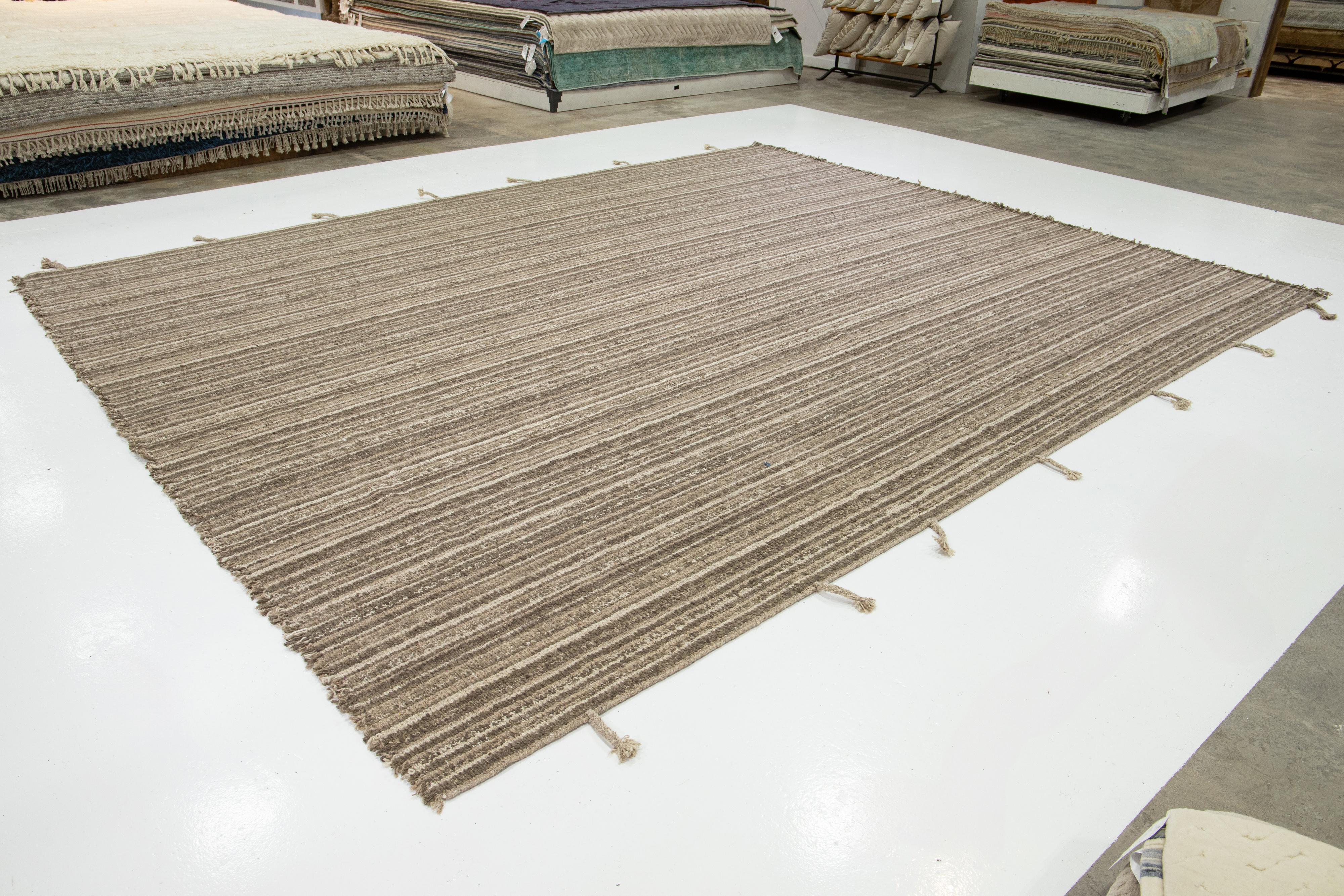 Kilim Tappeto moderno in lana a trama irregolare con design geometrico in tonalità terrose in vendita