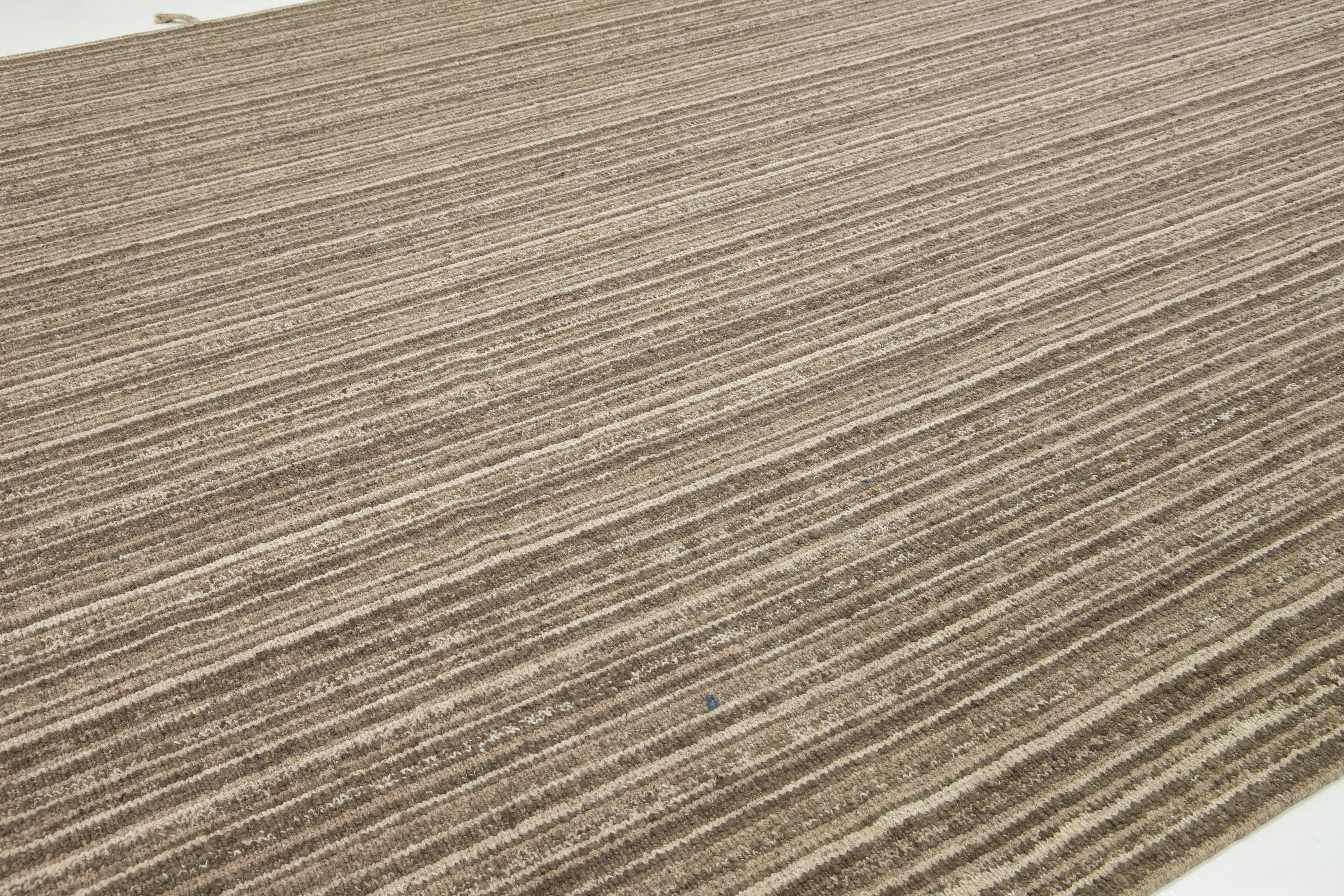 Annodato a mano Tappeto moderno in lana a trama irregolare con design geometrico in tonalità terrose in vendita