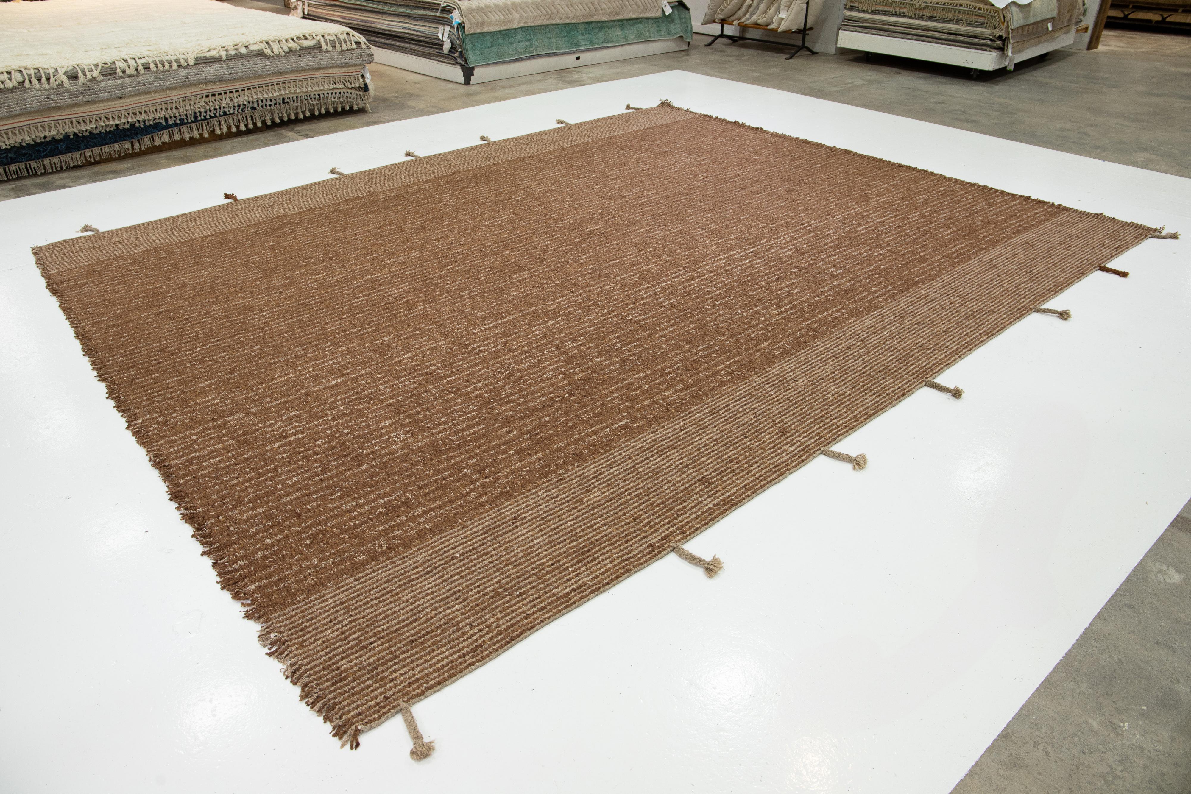 Alfombra moderna de lana Flaweave con diseño de rayas en marrón Kilim en venta