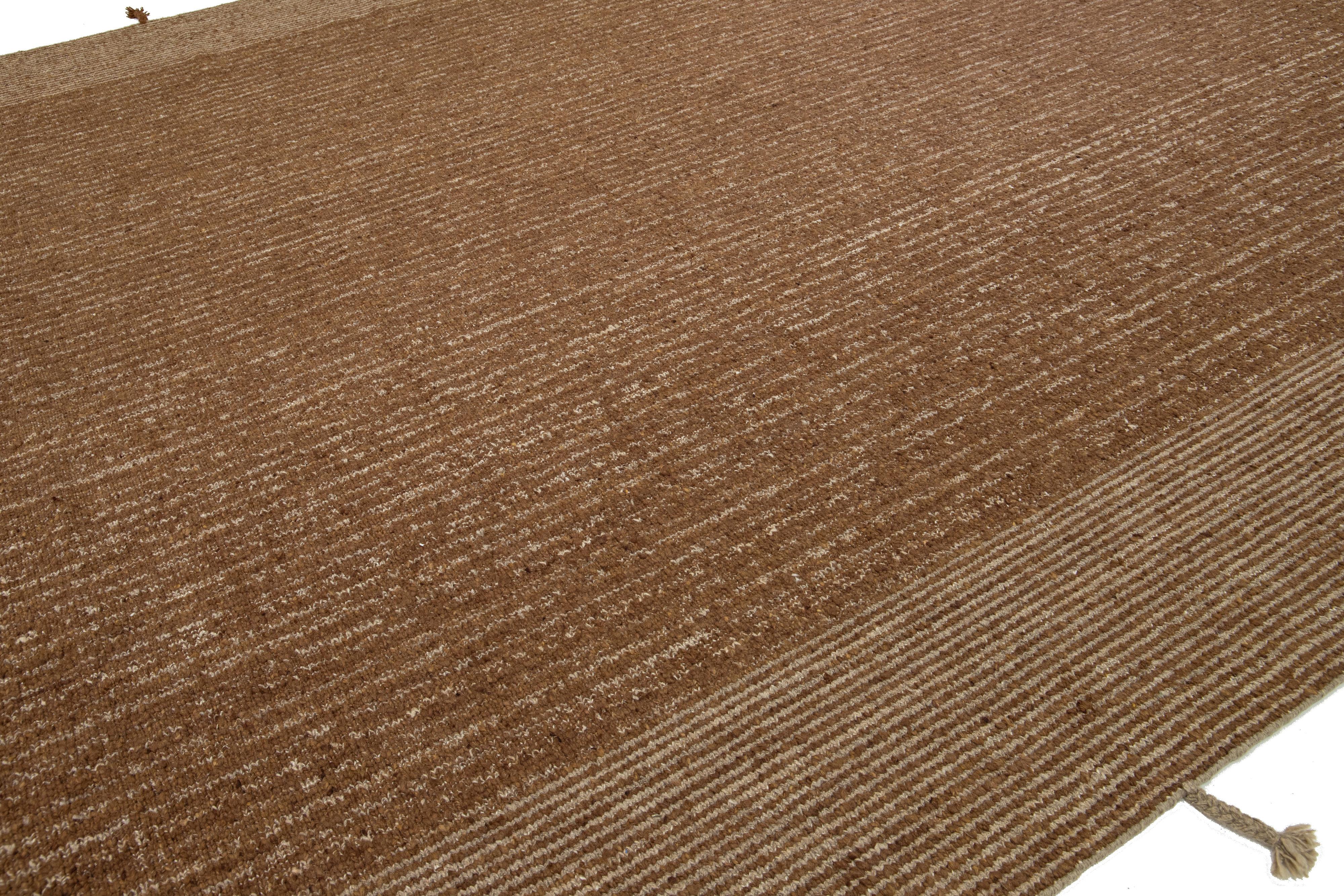 Alfombra moderna de lana Flaweave con diseño de rayas en marrón Anudado a mano en venta