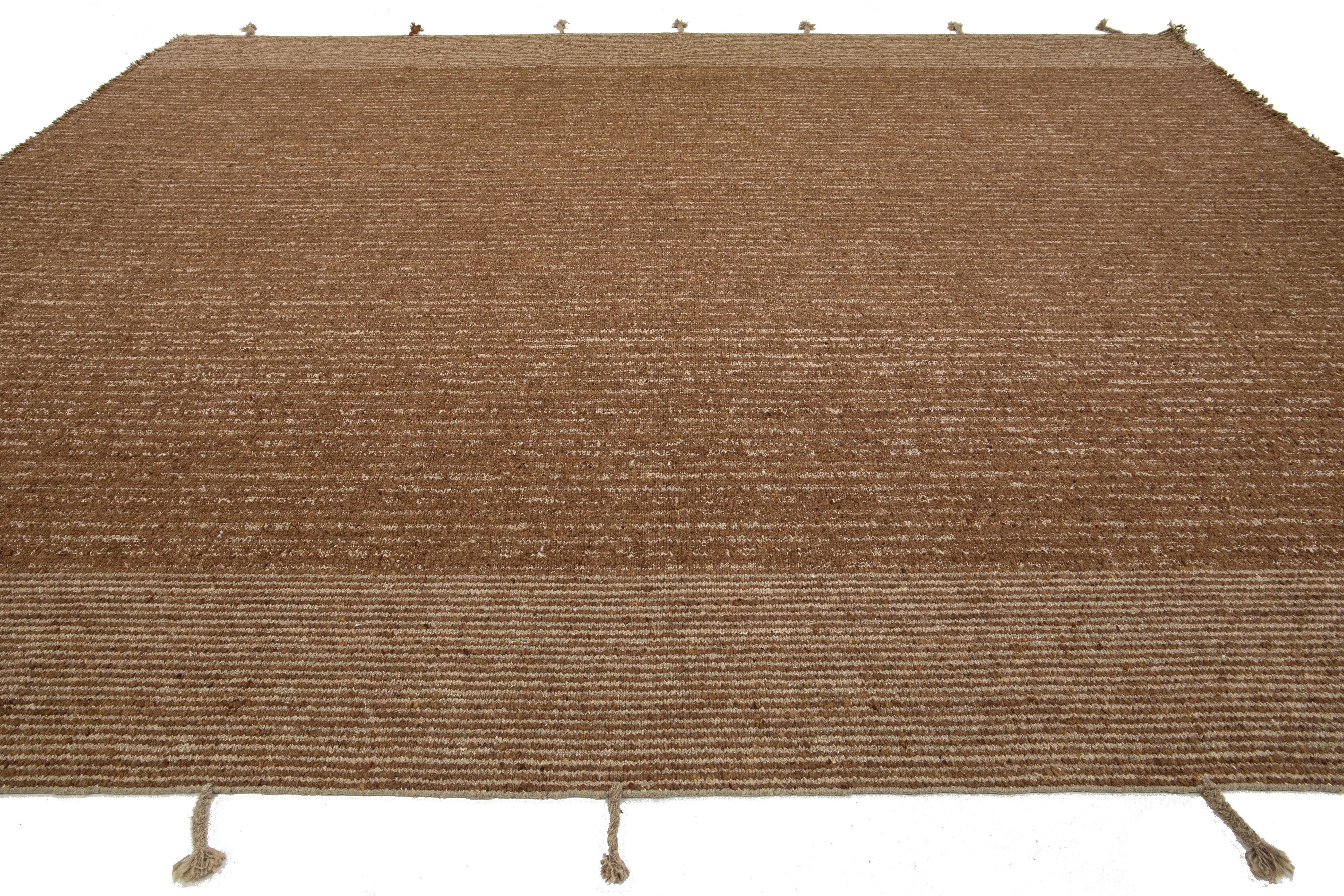 Alfombra moderna de lana Flaweave con diseño de rayas en marrón en Nuevo estado para la venta en Norwalk, CT