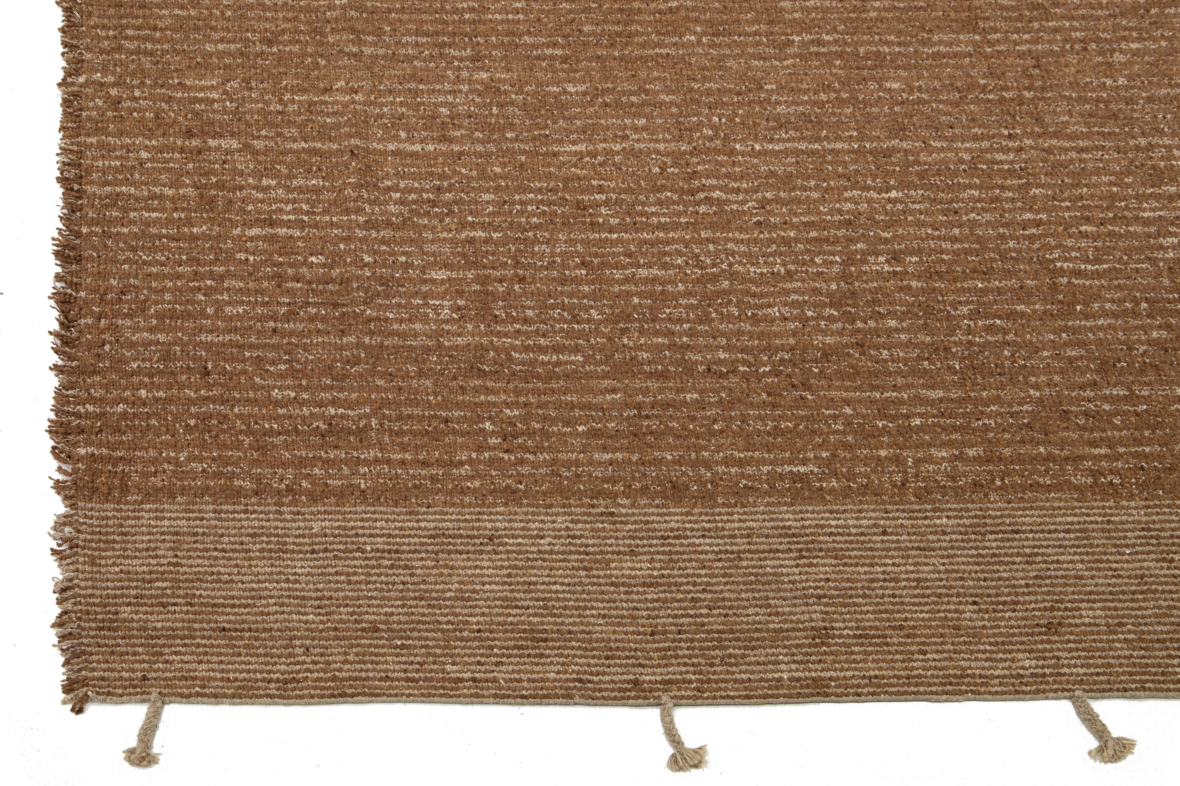 Alfombra moderna de lana Flaweave con diseño de rayas en marrón Siglo XXI y contemporáneo en venta