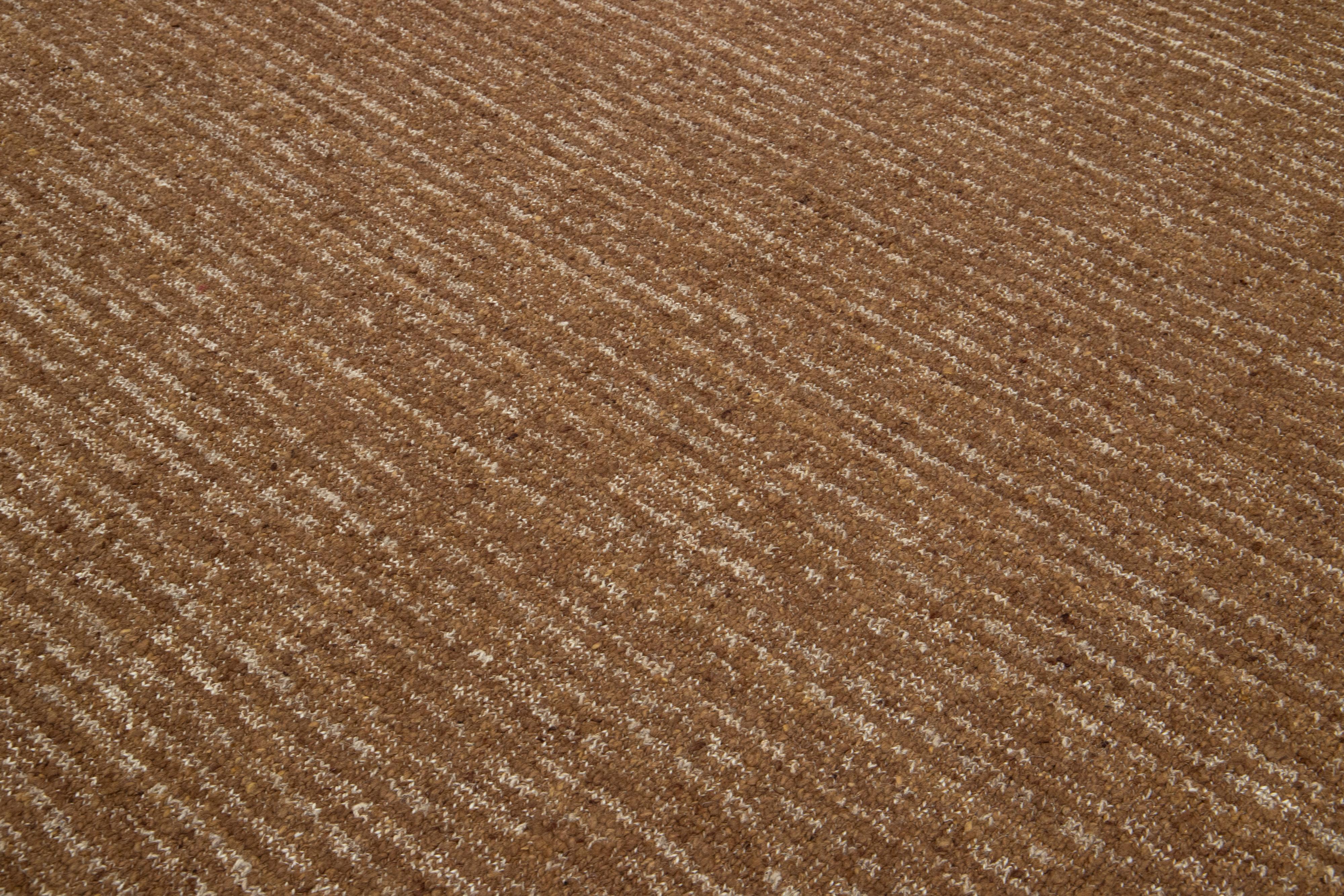 Alfombra moderna de lana Flaweave con diseño de rayas en marrón en venta 1