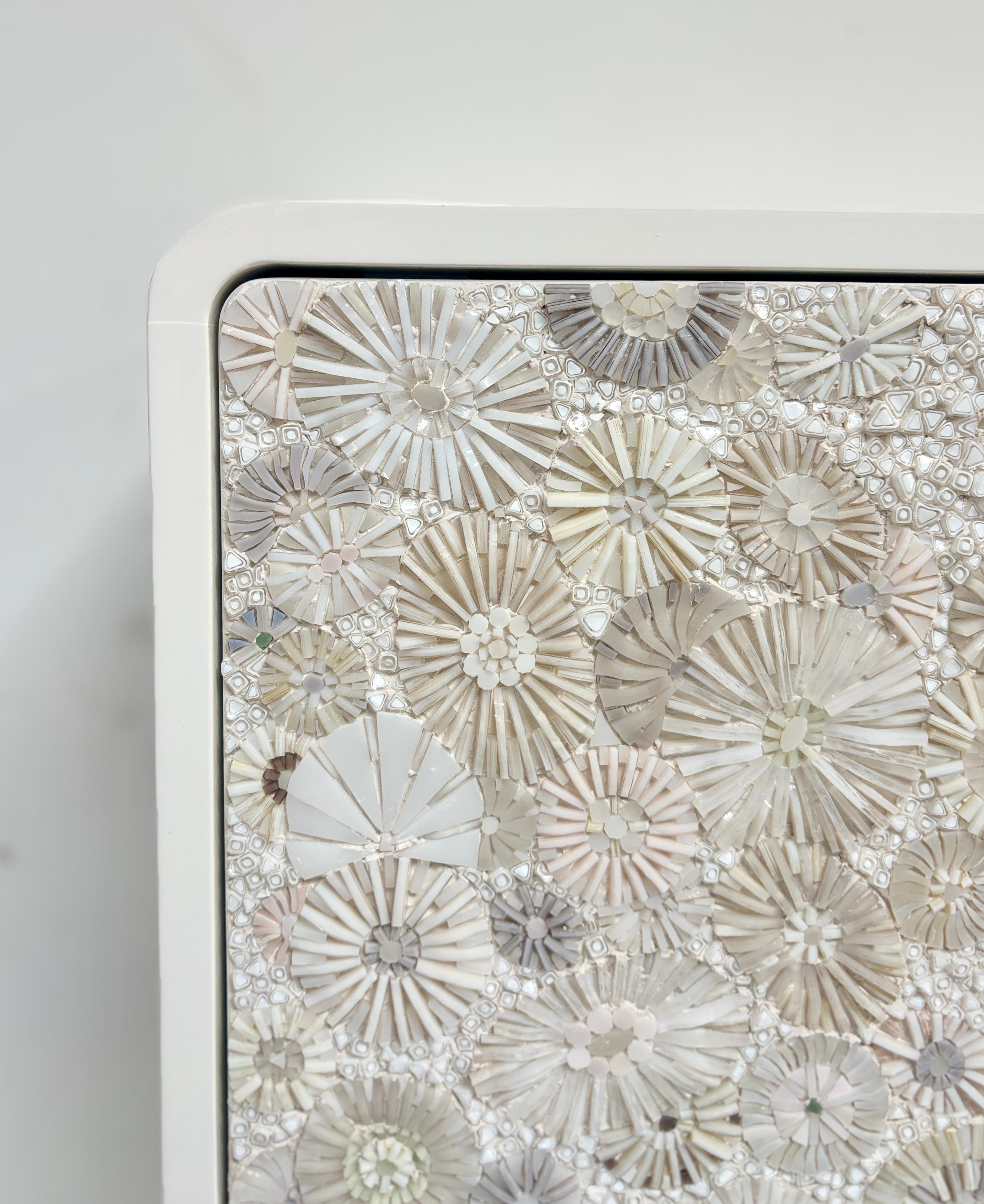 Moderne schwebende Blütenblattkonsole von Ercole Home (Mosaik) im Angebot