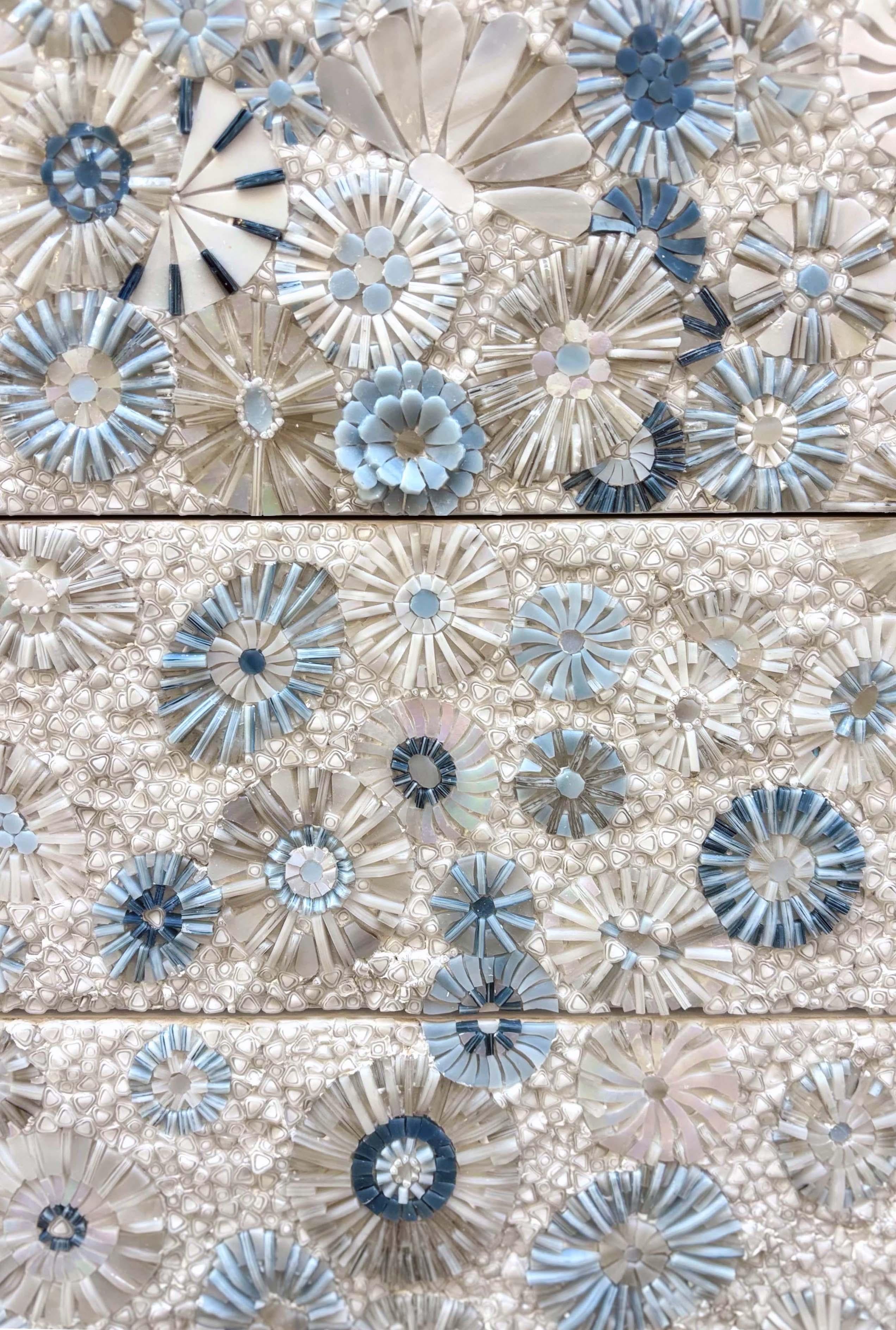 Moderno Cassettiera moderna galleggiante a sei cassetti con mosaico di fiori selvatici di Ercol in vendita