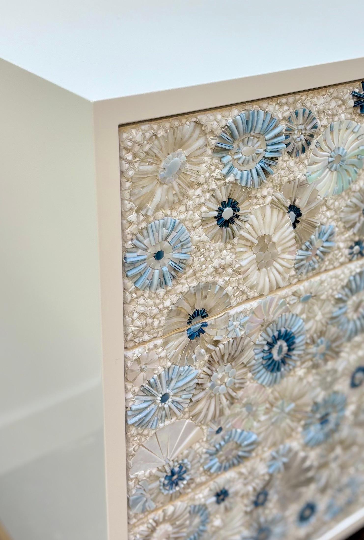 Mosaico Cassettiera moderna galleggiante a sei cassetti con mosaico di fiori selvatici di Ercol in vendita