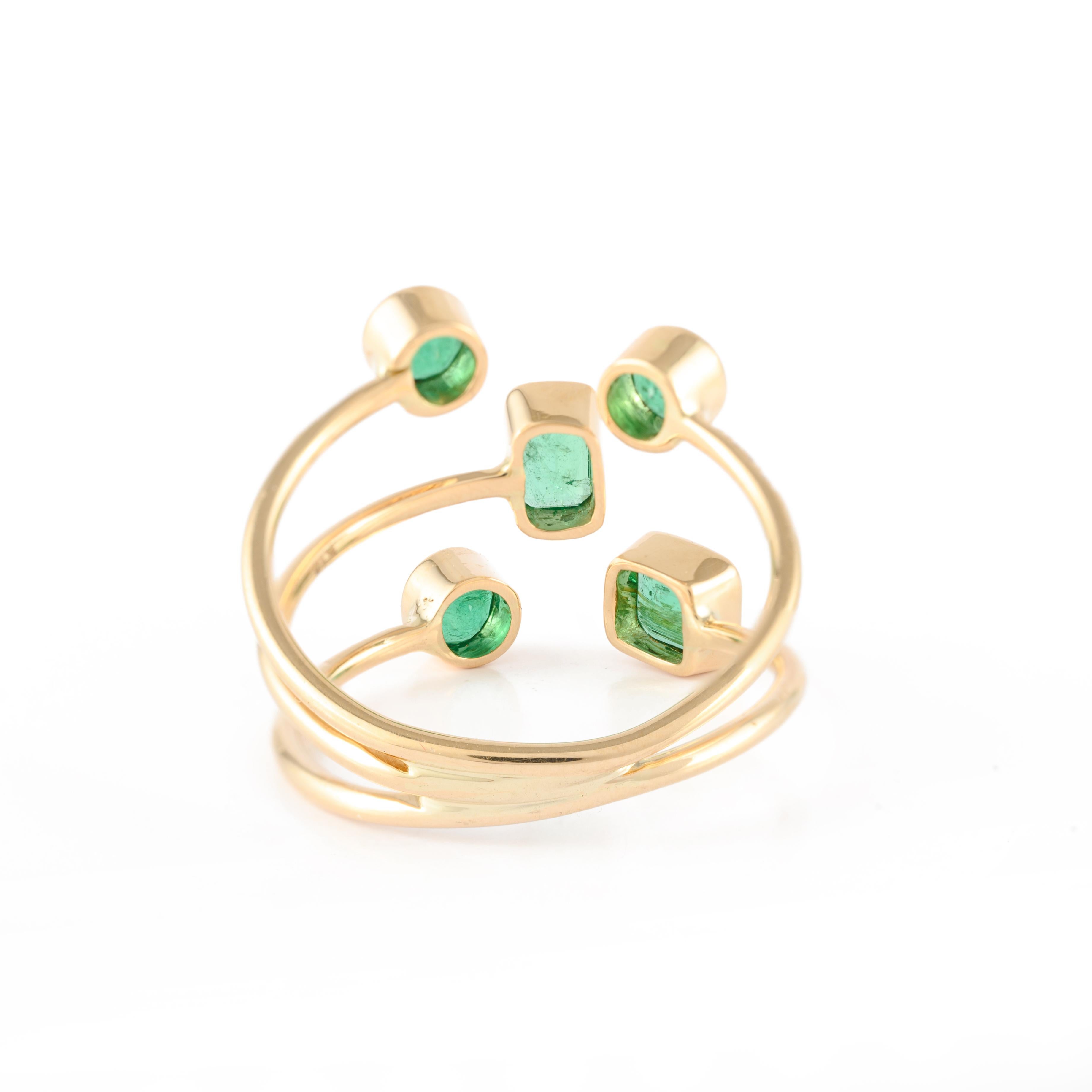 En vente :  Anneau moderne à tige ouverte en or jaune 18 carats avec diamants et émeraudes flottantes 5